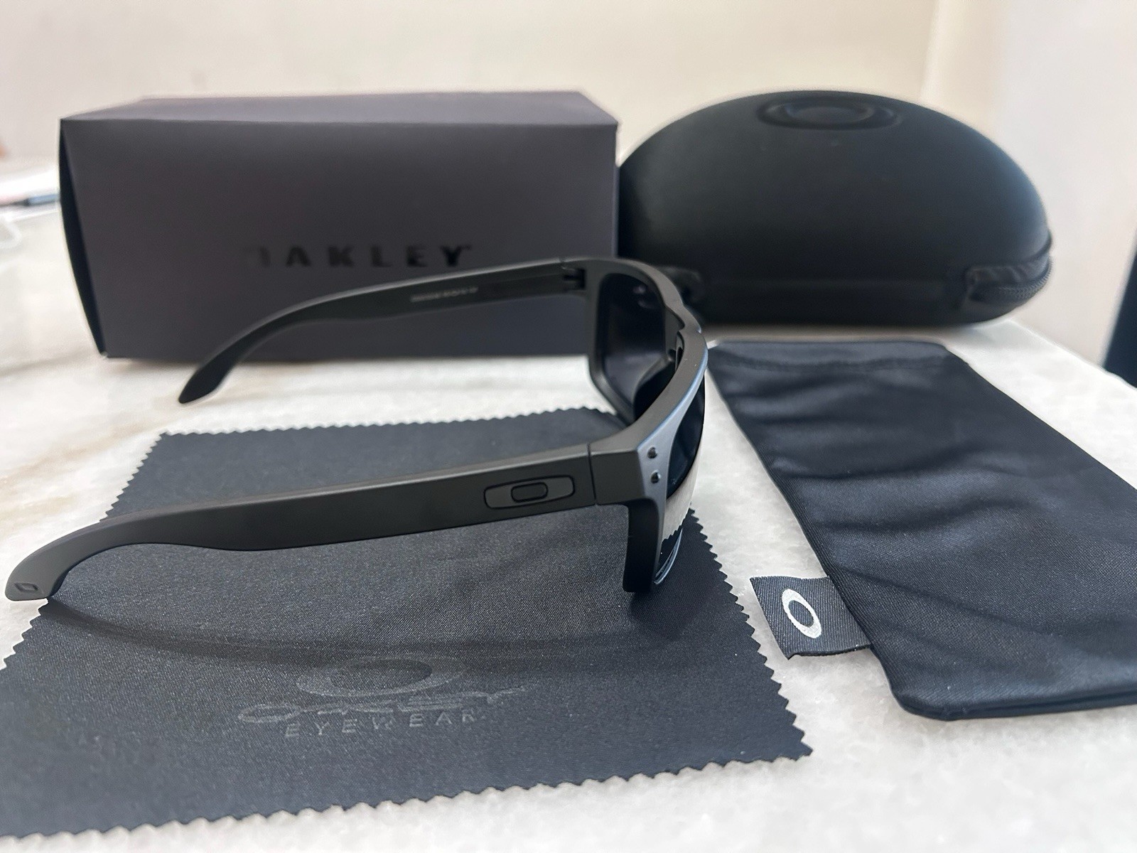 New Oakley Holbrook Polarized Black Lens Sunglasses Matte Black Frame OO9102