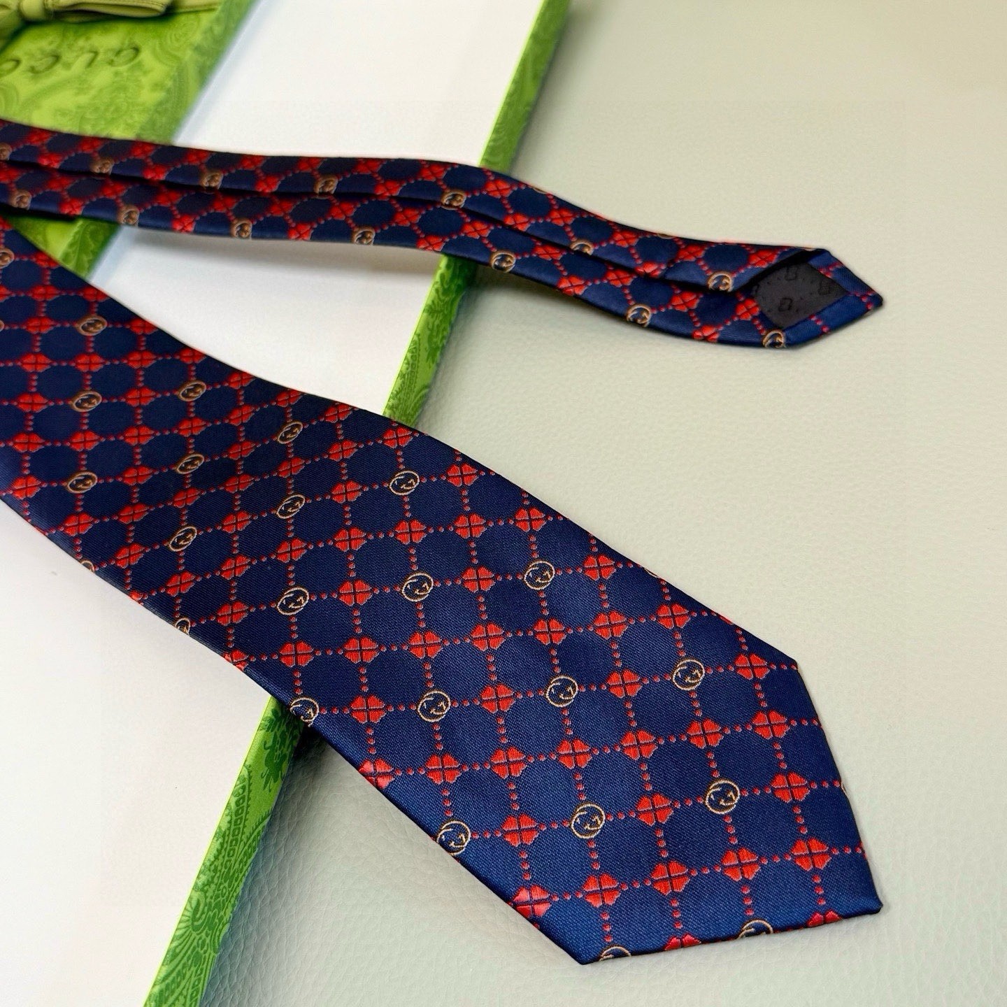 Gucci Men’s Designer silk Tie Blue/Red Geometric Logo Pattern Necktie in Box