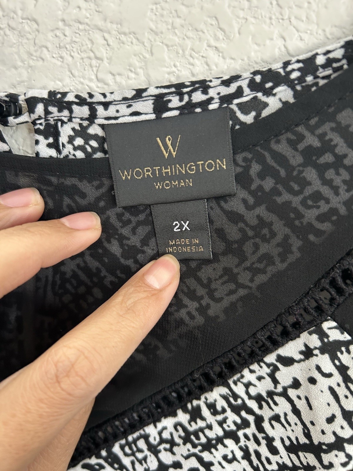Worthington Woman 2X Plus Black White Geometric V-Neck Sheer Mesh Blouse