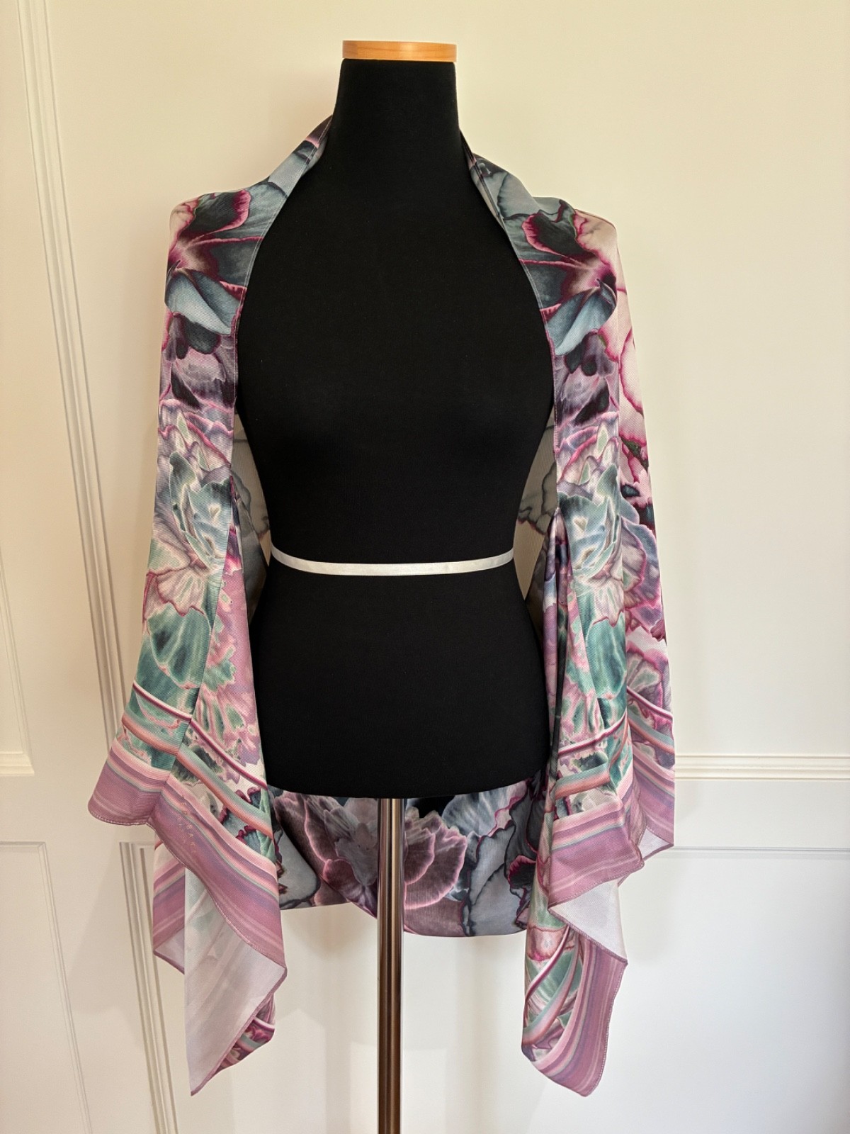 Ted Baker silk shawl/cape/cocoon/shrug/scarf pink background *lovely* accessory