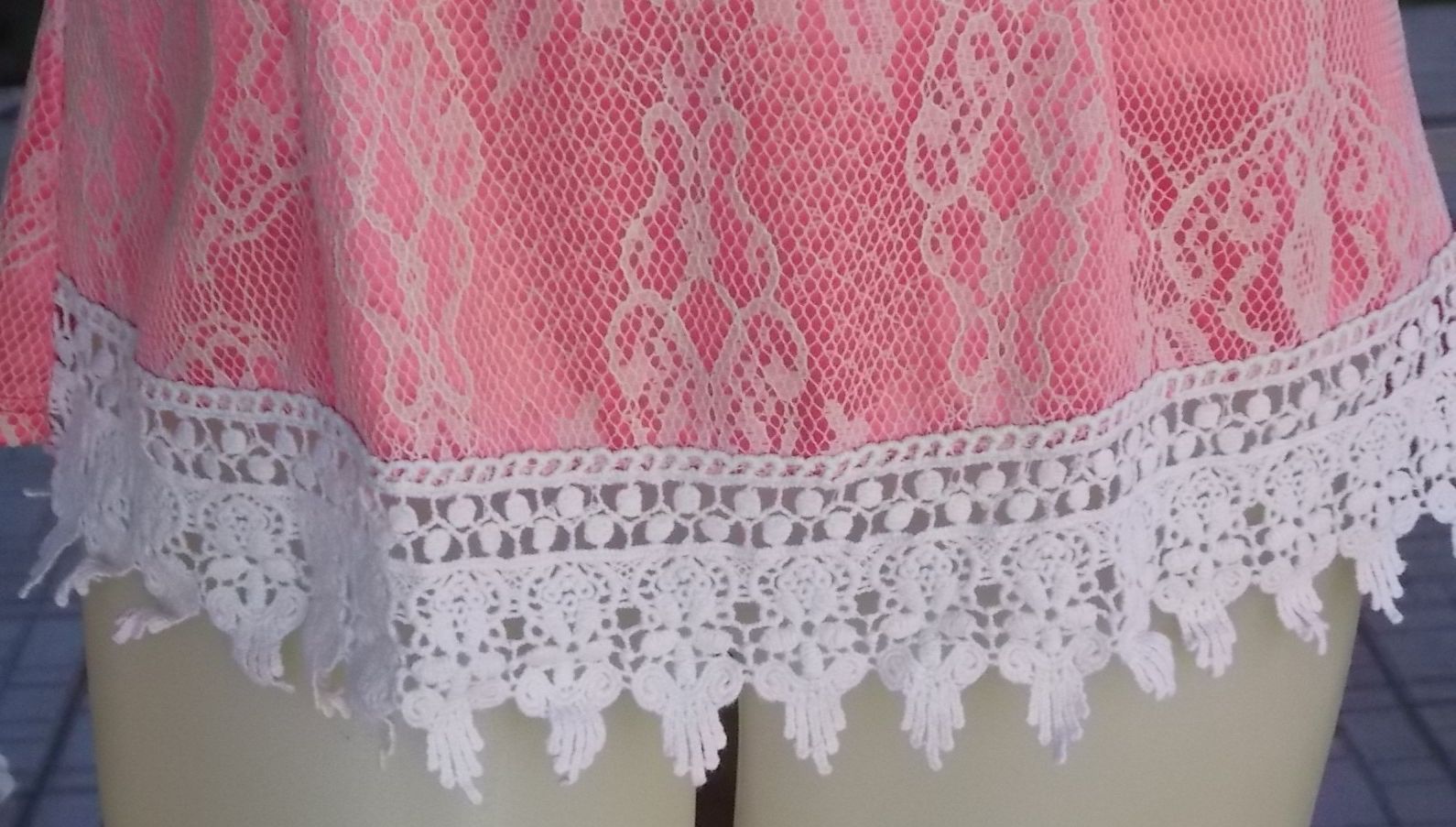 Macrame Hem Lace Overlay Keyhole Back Sleeveless Shirt Sz. S 36″ Bust
