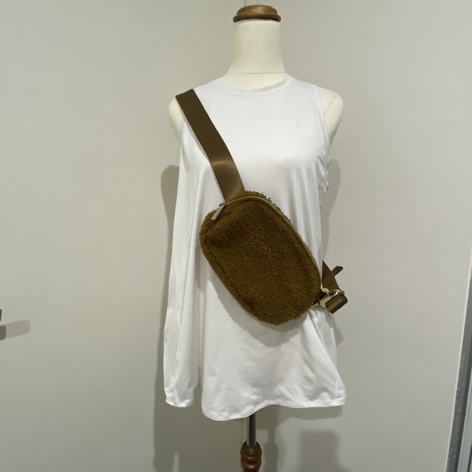 Lululemon Everywhere Belt Bag Fleece White Sherpa Fanny Shoulder Waist Zip