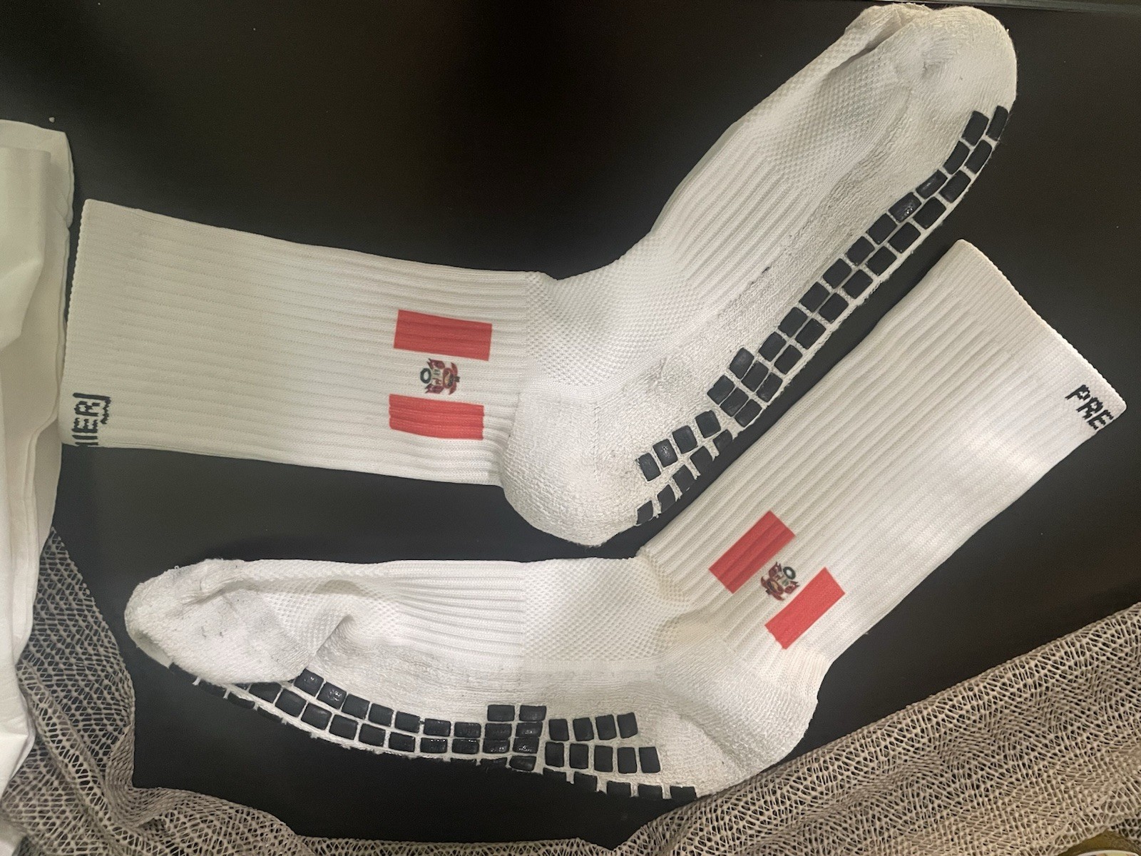 Premier Edge Men’s Athletic Mid Calf Grip Socks Flag Pattern Size 9-11 1 Pair