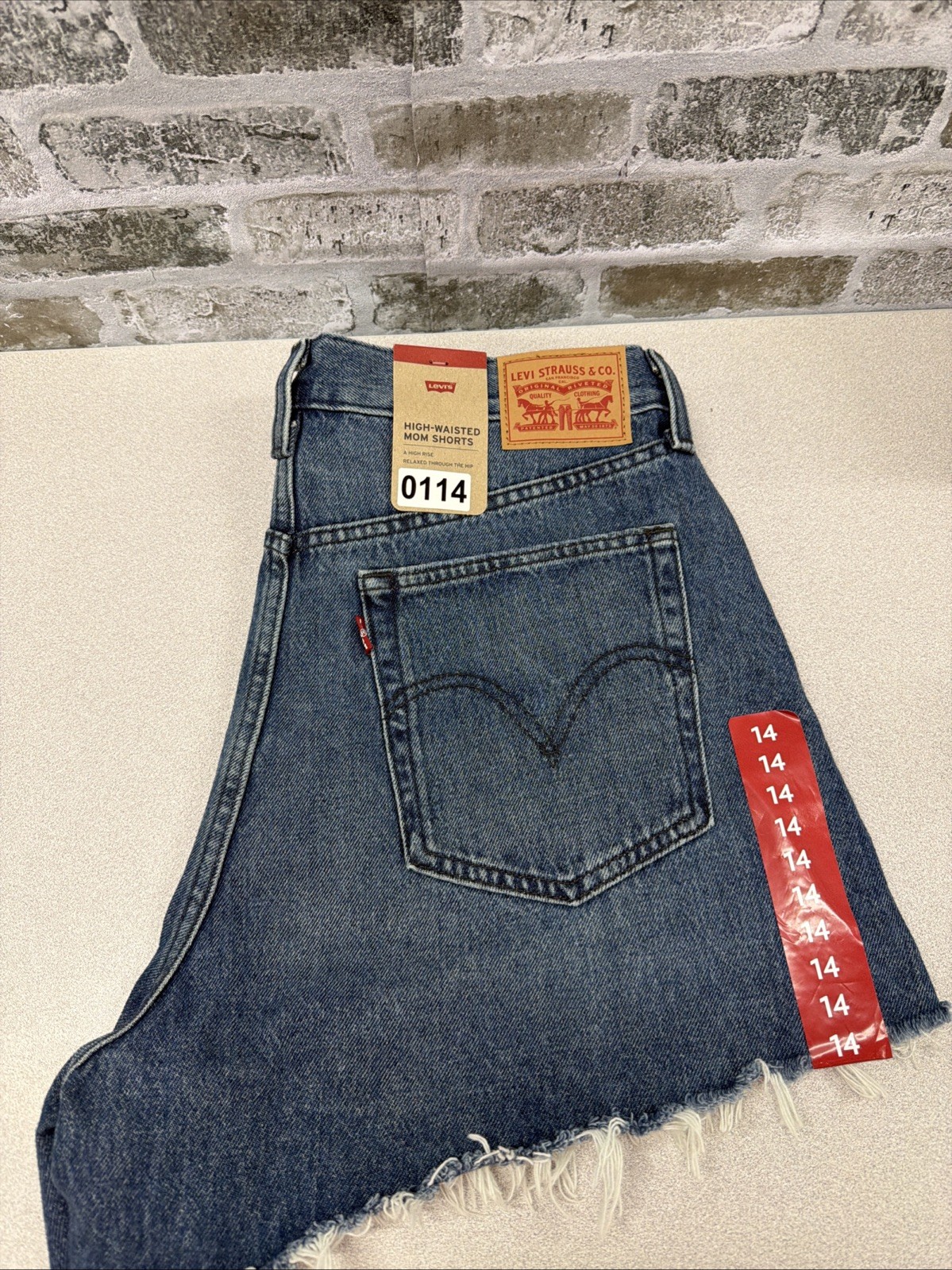 Levi’s Women’s High-Waisted Relaxed Fit 5 Pocket Cotton Denim Mom Short, 32 (14)