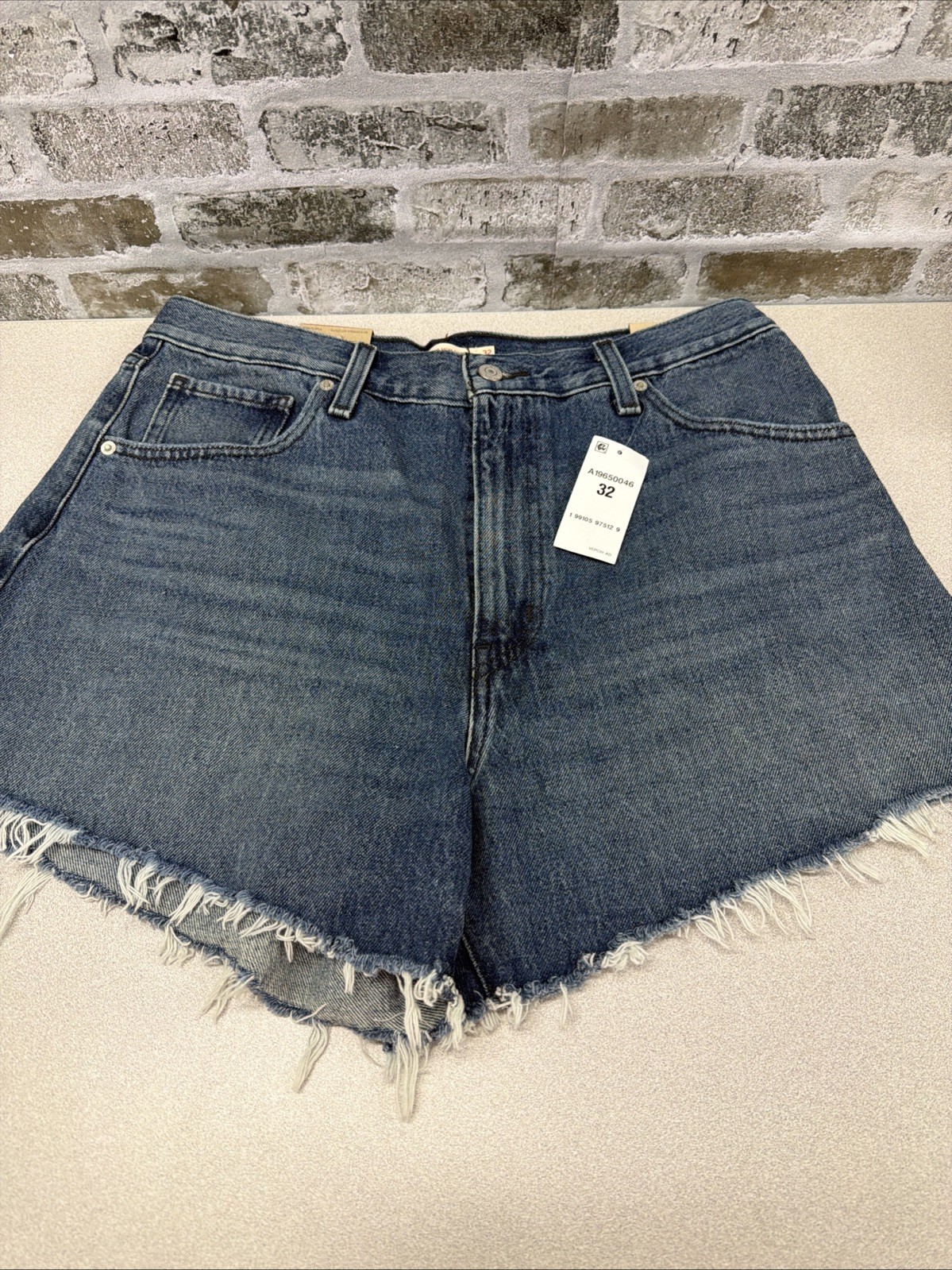 Levi’s Women’s High-Waisted Relaxed Fit 5 Pocket Cotton Denim Mom Short, 32 (14)