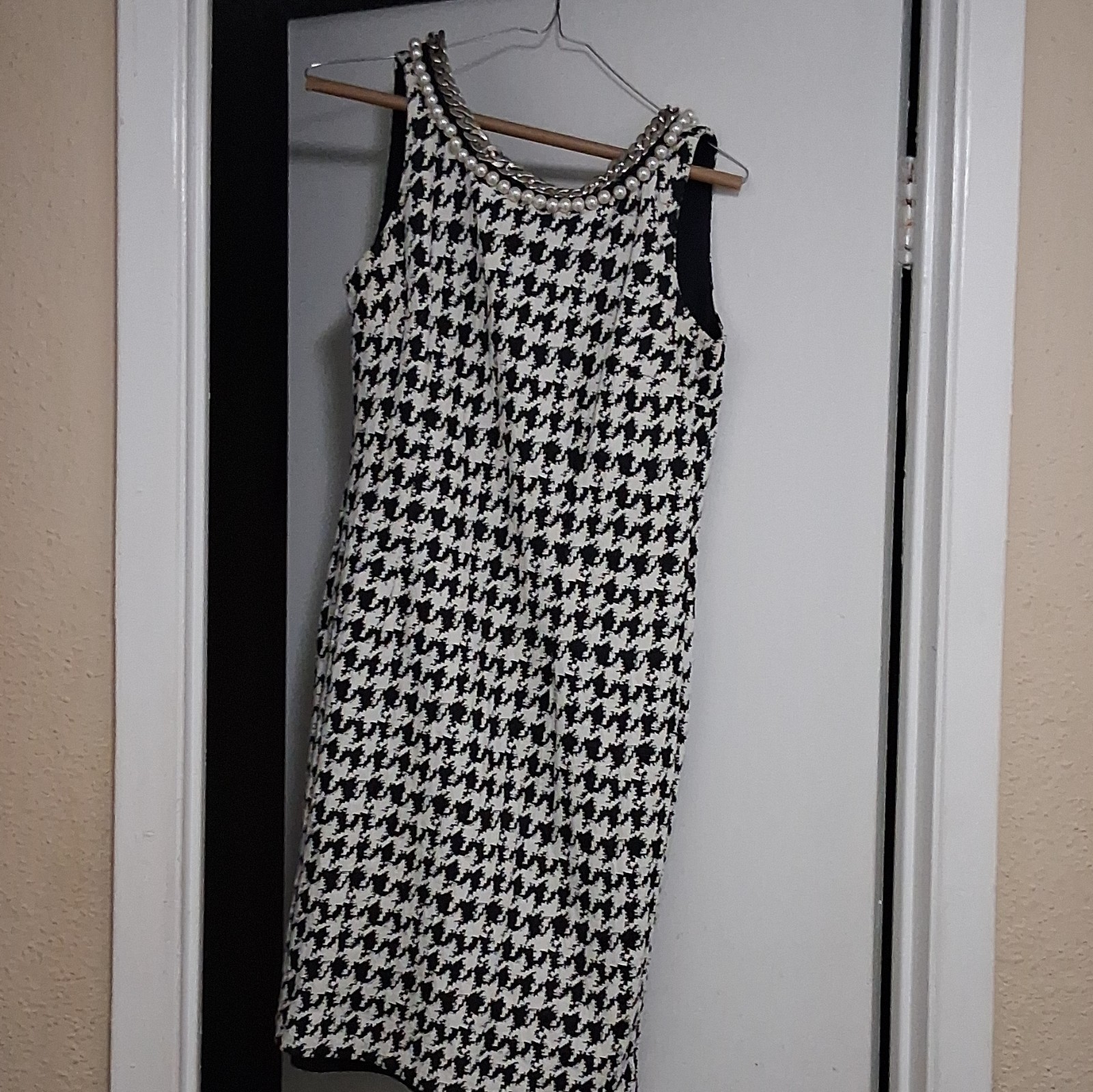 Women’s Black White Houndstooth Pencil Dress Size 4 Sleeveless Round Neck Knee