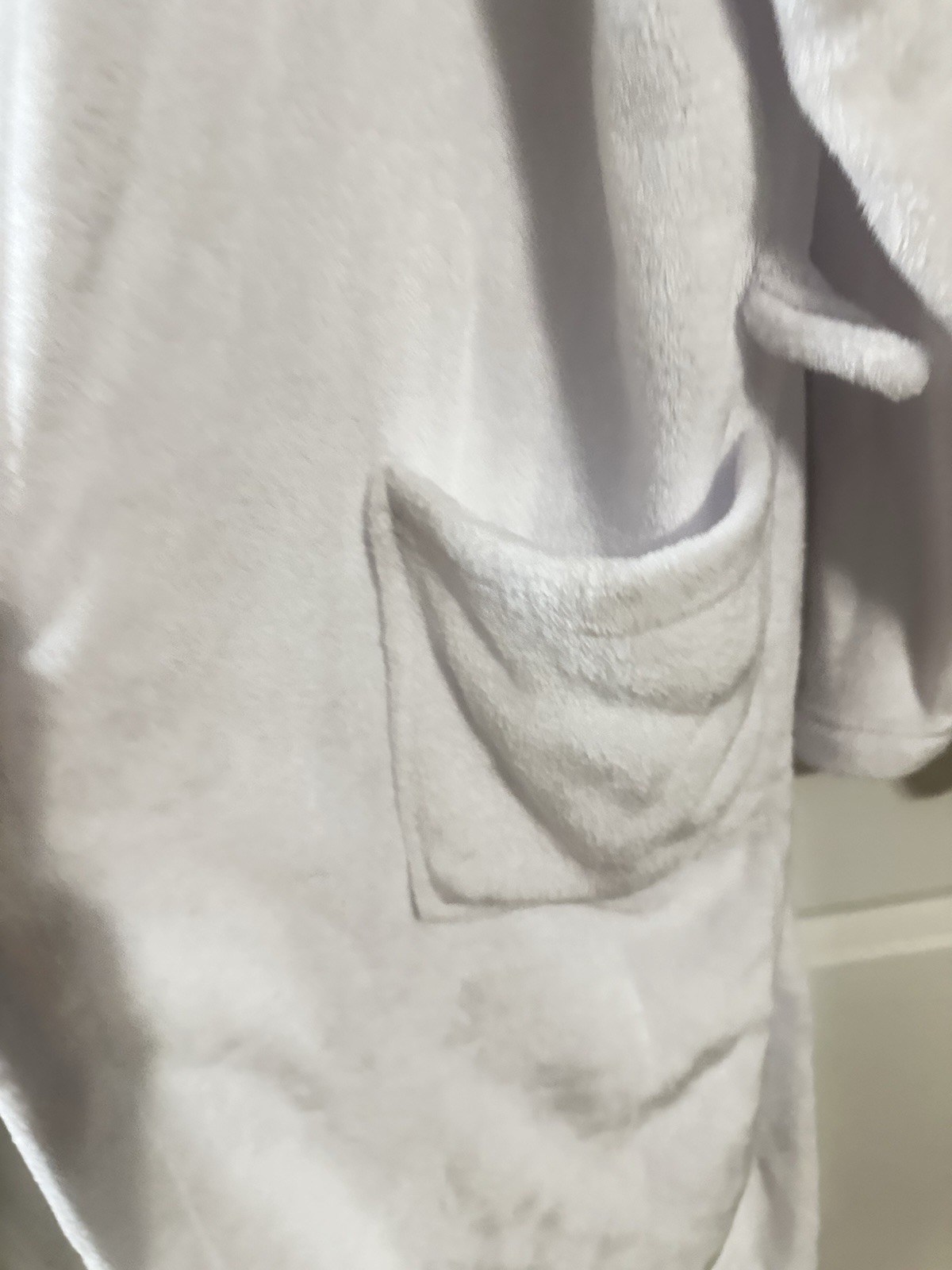 Pavilia Plush Bathrobe L/XL – Soft Fleece Robe with Belt White Unisex