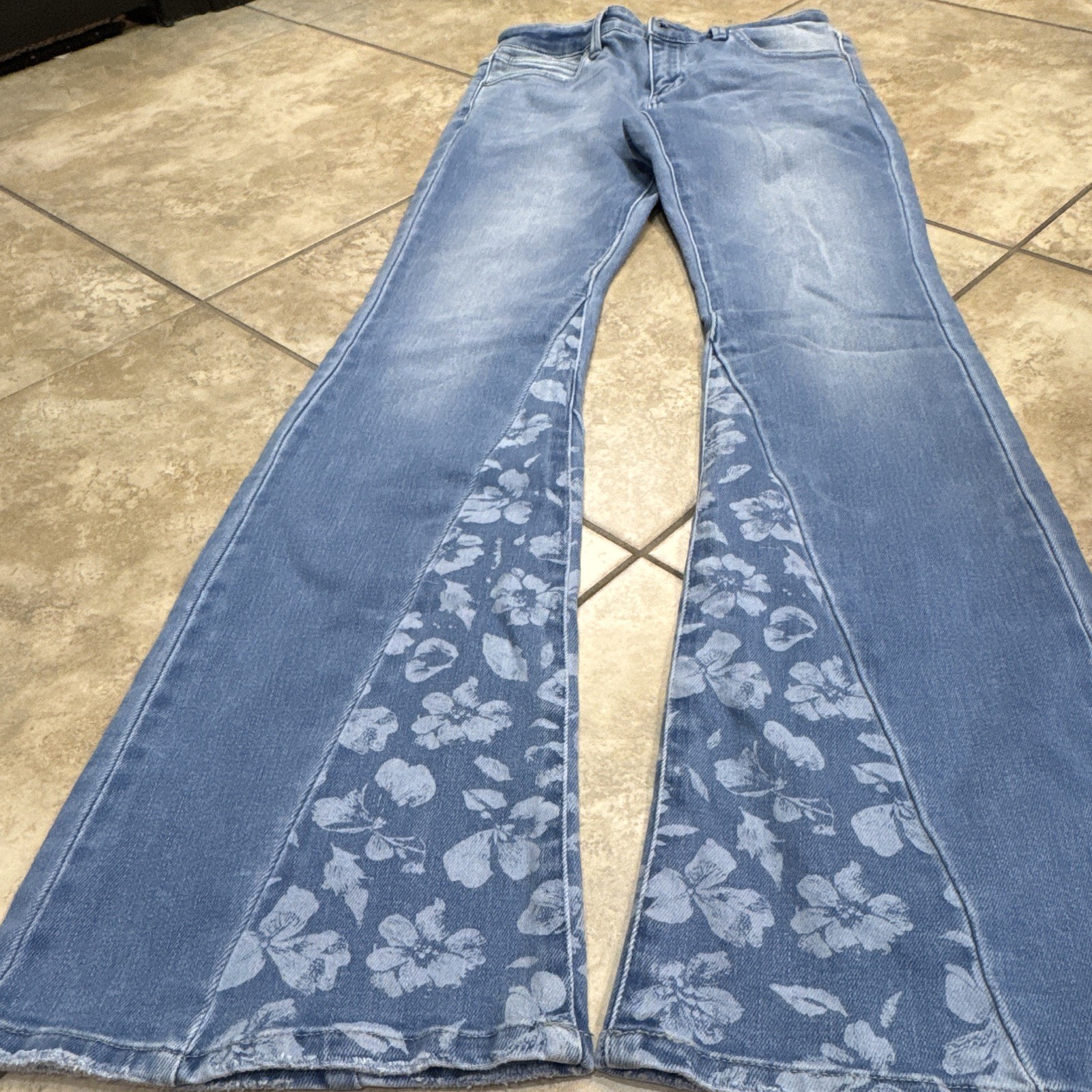 KanCan Women’s Blue Light Wash Mid Rise Floral Flare Jeans Stretch 5-Pocket 27