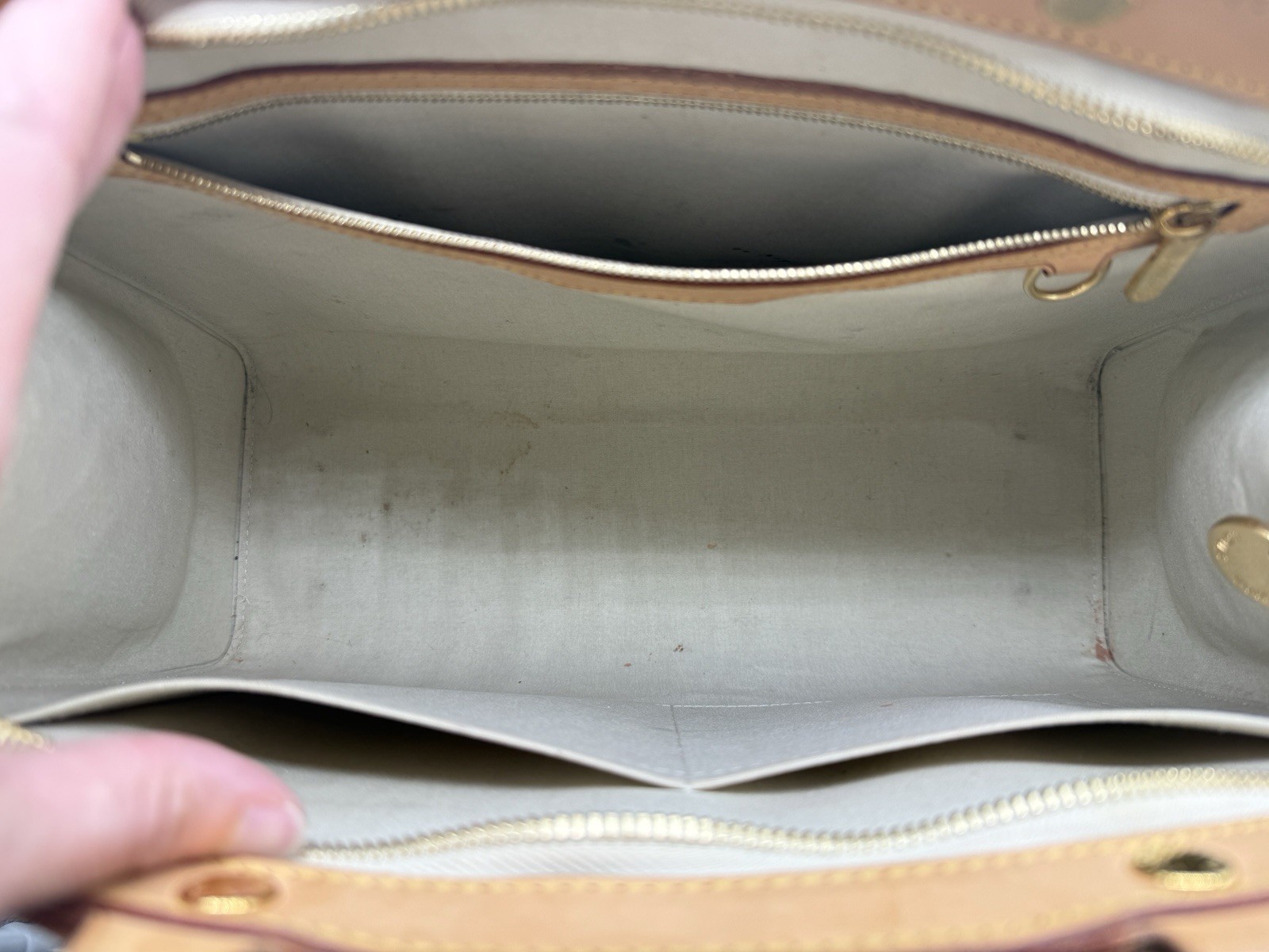 Authentic Louis Vuitton Vernis Brea GM in Blanc Corail