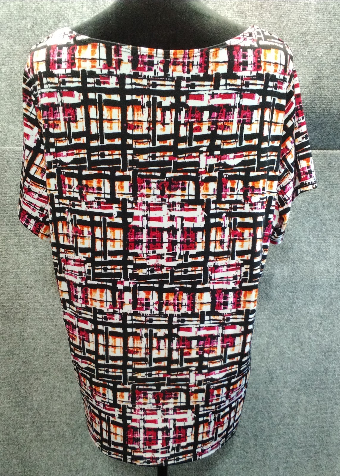 Multi-Color plaid pattern Top short Sleeve round neckline Womens Sz. XL (1x/16w)