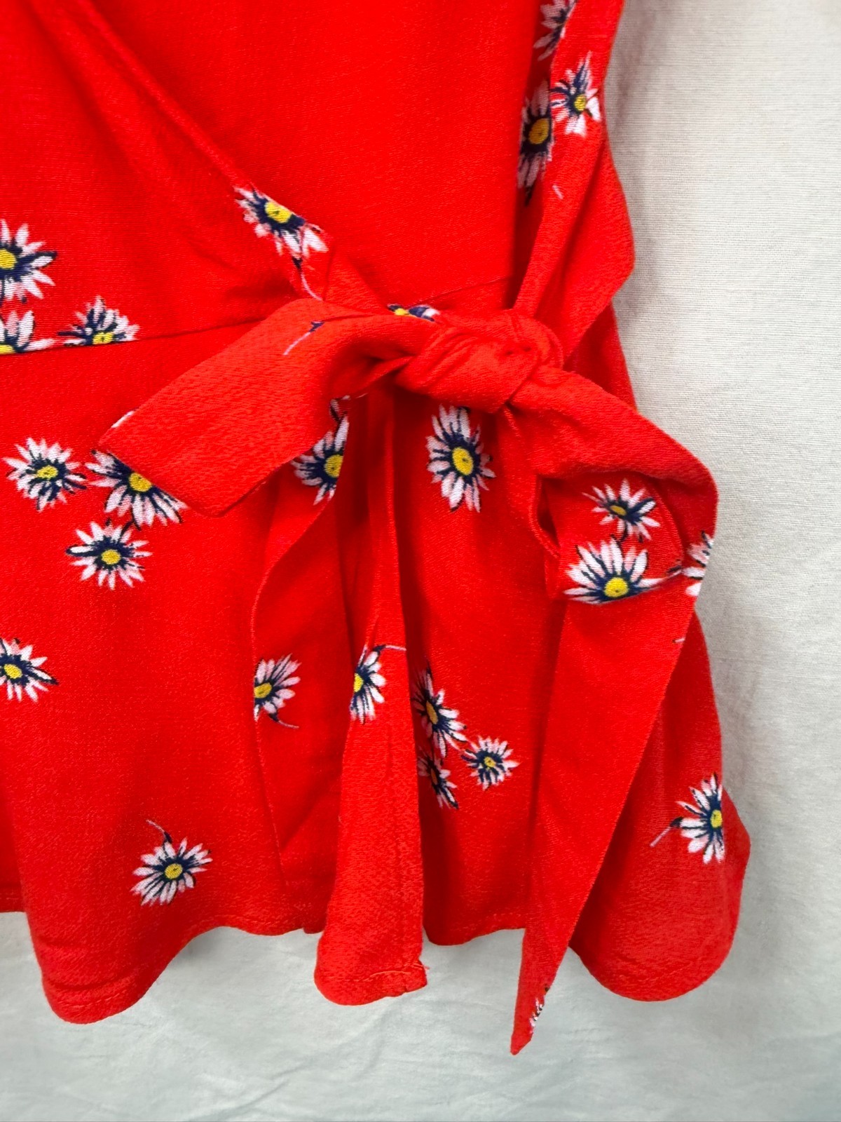 Elodie Nordstrom Red Daisy Floral Wrap Top Blouse Short Flutter Sleeve Size Med