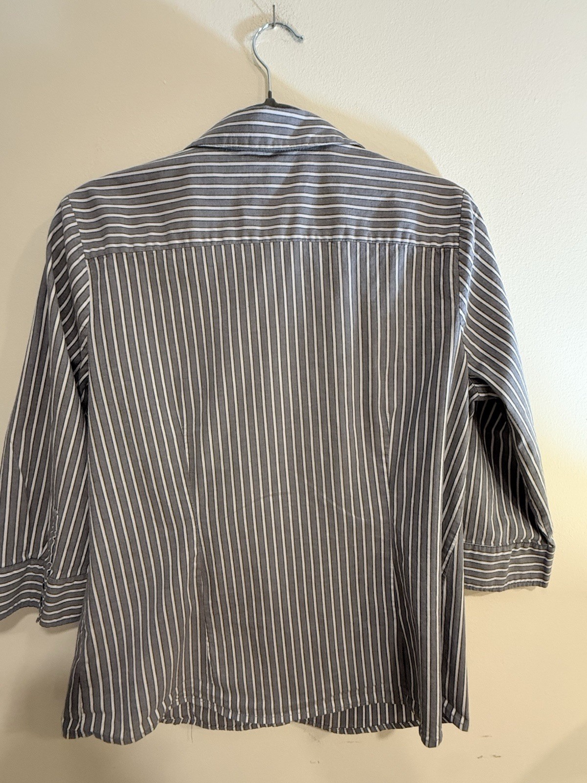 Classic Croft & Barrow Women XL Gray/White Striped Stretch 3/4 Sleeve Button-Up