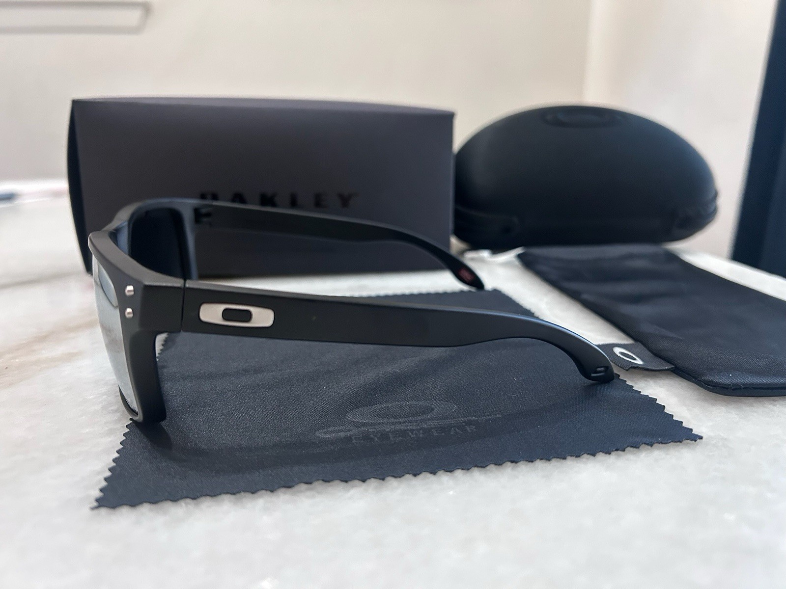 Oakley Holbrook Sunglasses Polarized Silver Lens, Silver Logo, Matte Black Frame