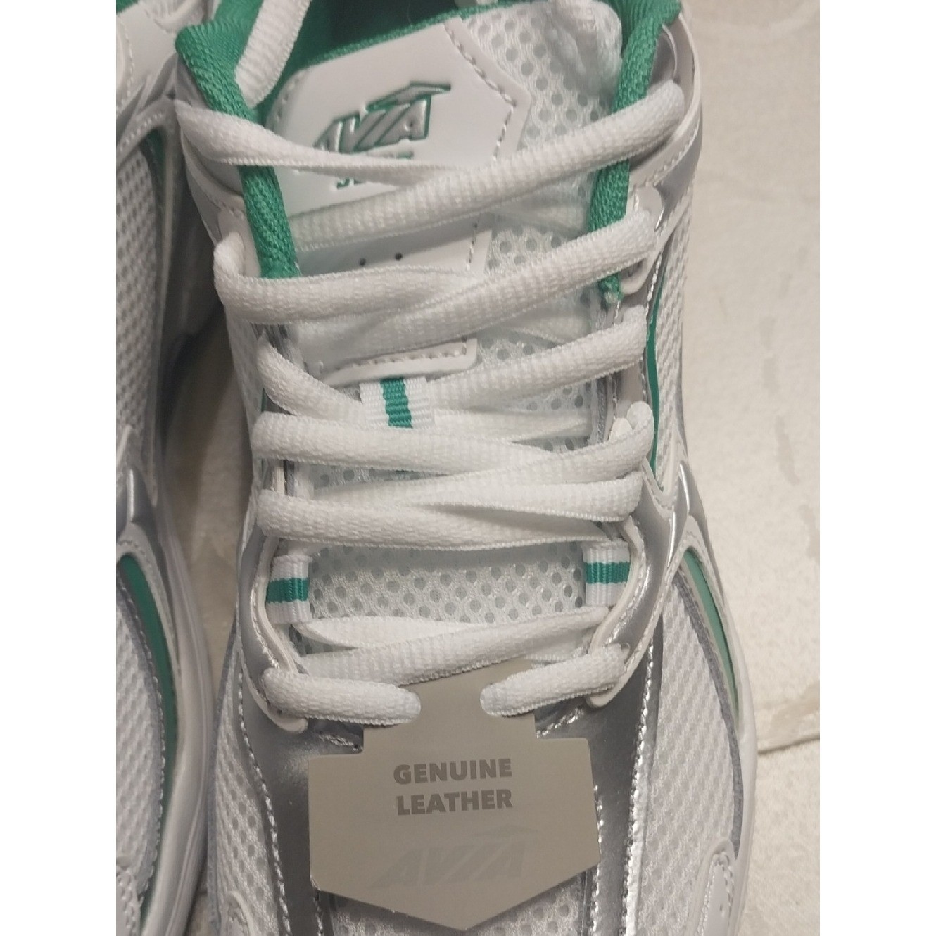 Avia NWT Women’s 5000 Performance Sneakers Size 9.5 M Green White Leather Mesh