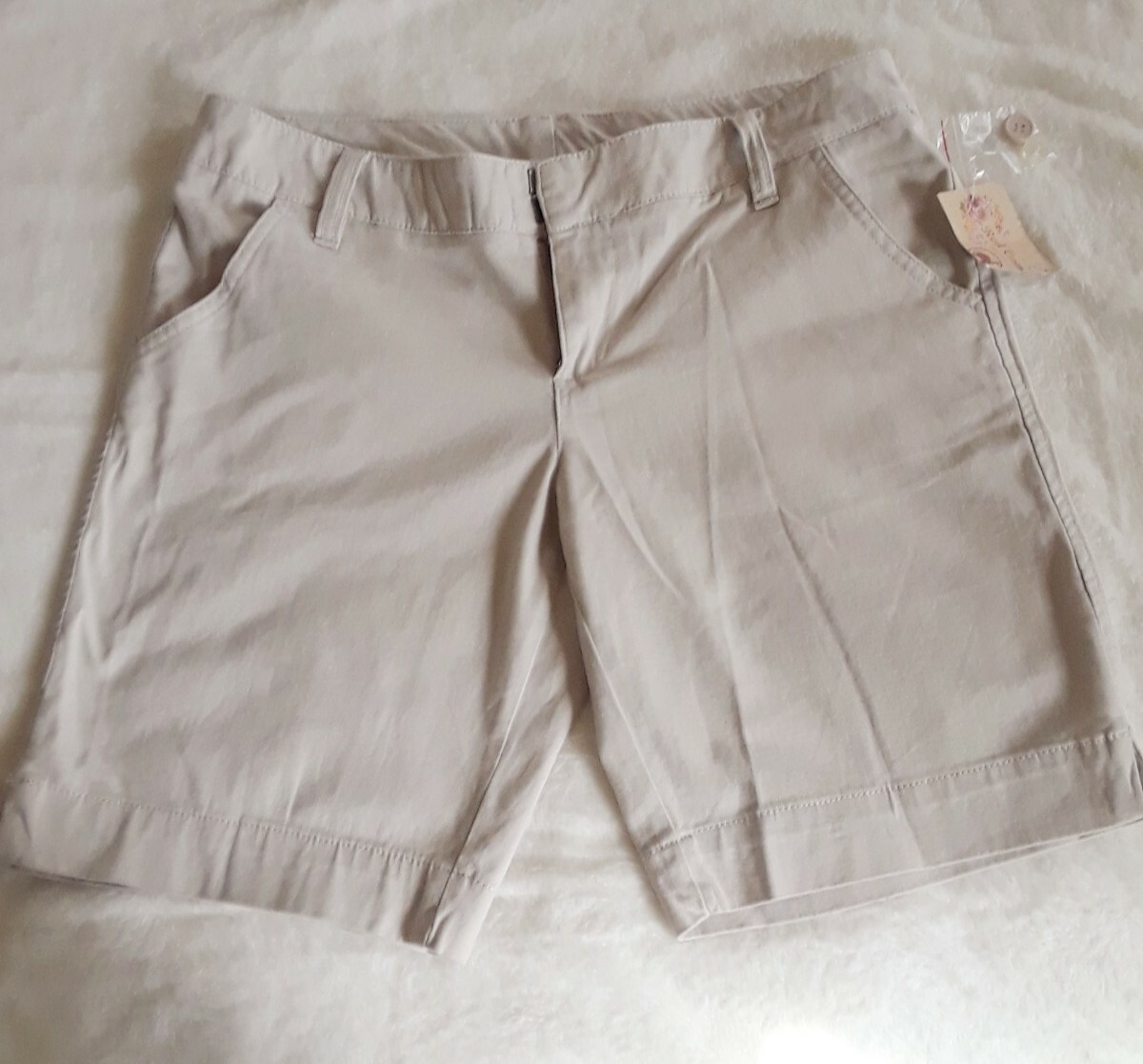 TA1-14 Red Camel Women’s shorts Size 9 in khaki in color