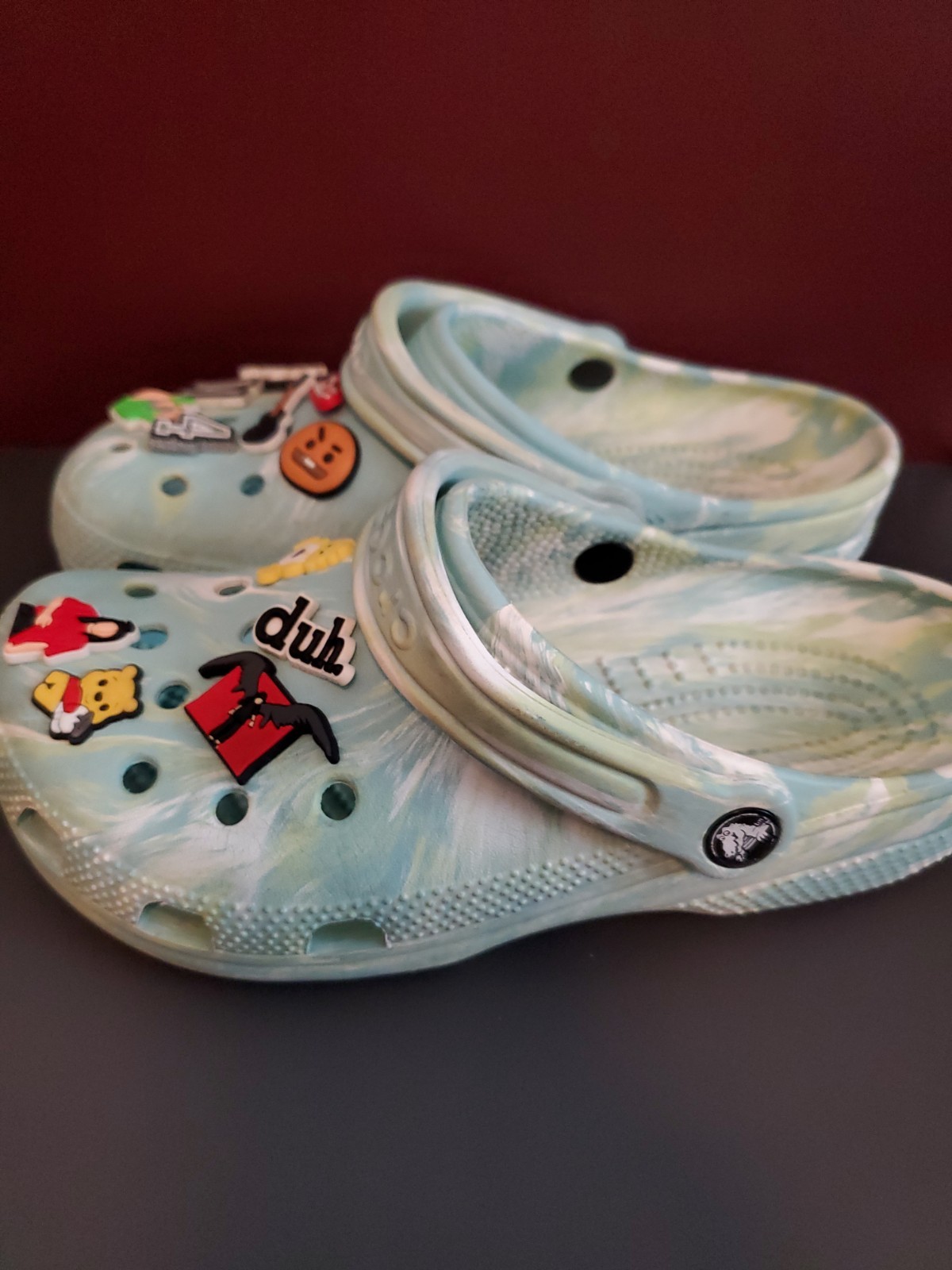 Crocs Clogs W/8 – M/6 Aqua Blue & White & Light Green Swirls & Jibbitz Charms