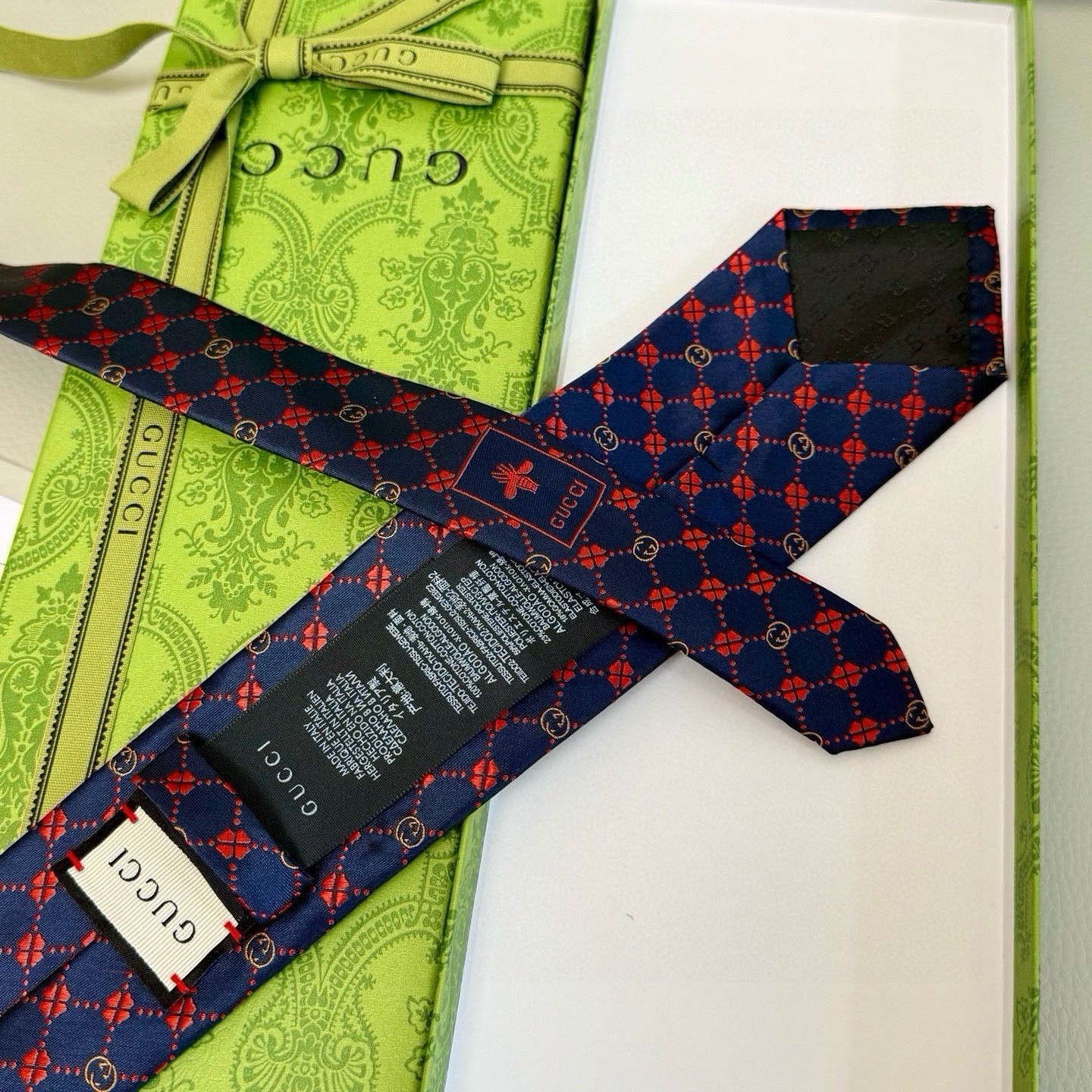 Gucci Men’s Designer silk Tie Blue/Red Geometric Logo Pattern Necktie in Box