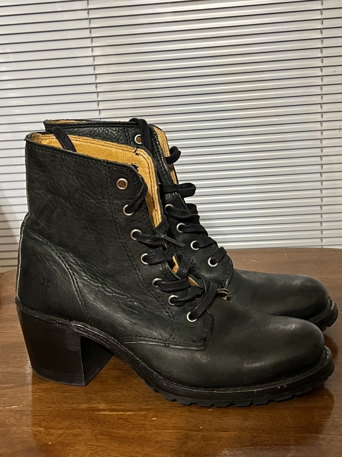 Frye Sabrina Black Leather Lace Up Ankle Boots Vibram Sole Size 7