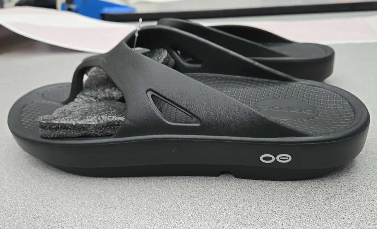 OOFOS Unisex OOriginal Thong Sandal Flip Flop, Adult, Medium (Classic Black)