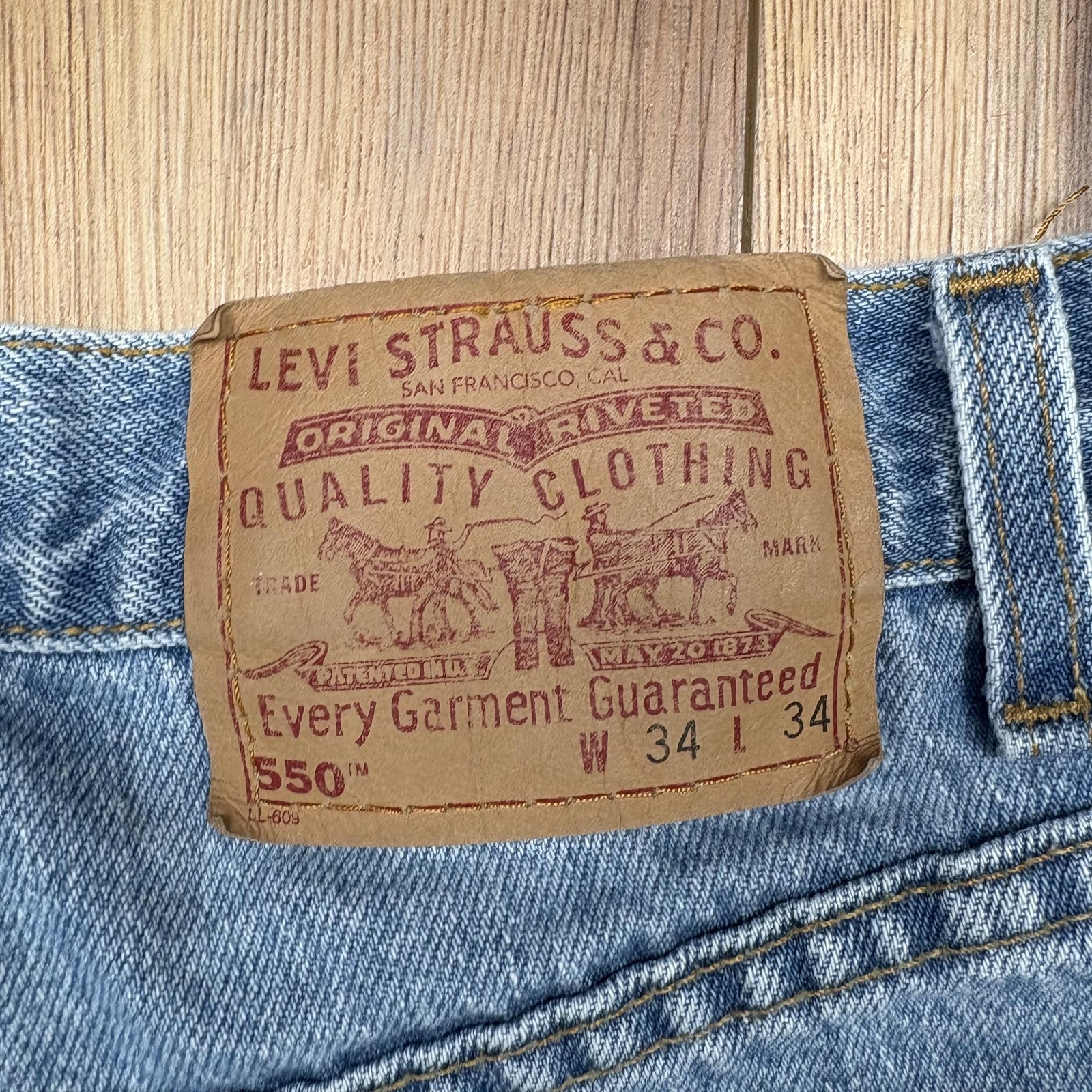 Levis 550 Jeans Mens 34×34 Light Wash Blue Denim Relaxed Fit Tapered Leg Zip Fly