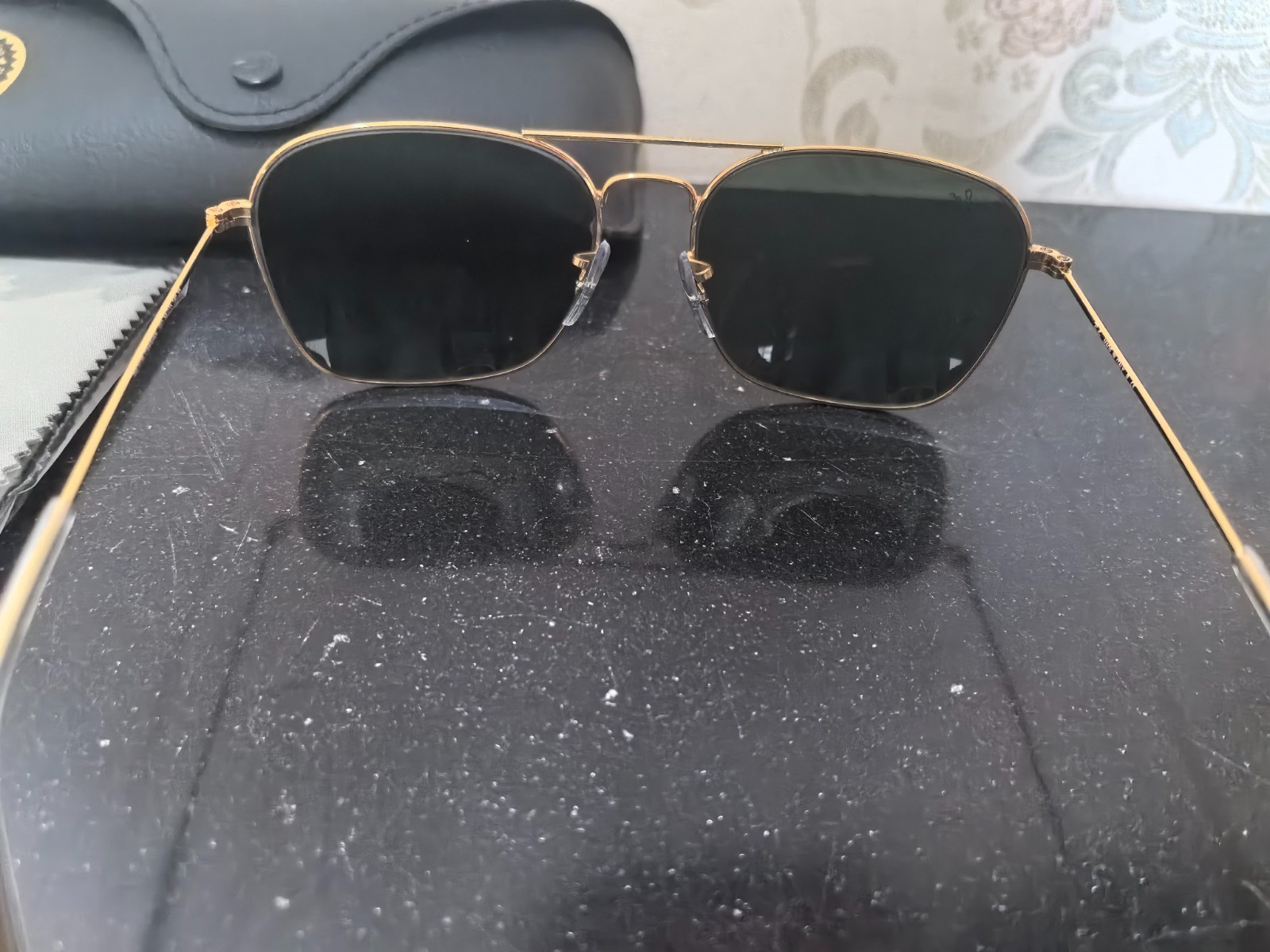 Ray-Ban RB3136 001 Caravan Gold Frame G-15 Green Lenses Sunglasses