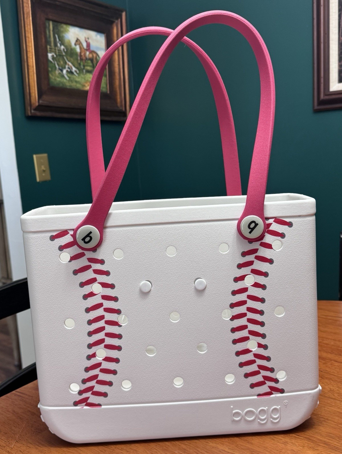 BOGG White Baseball Stitch, Removable Zip Pouch Med 15″ L x 12.5″ H x 5″ W