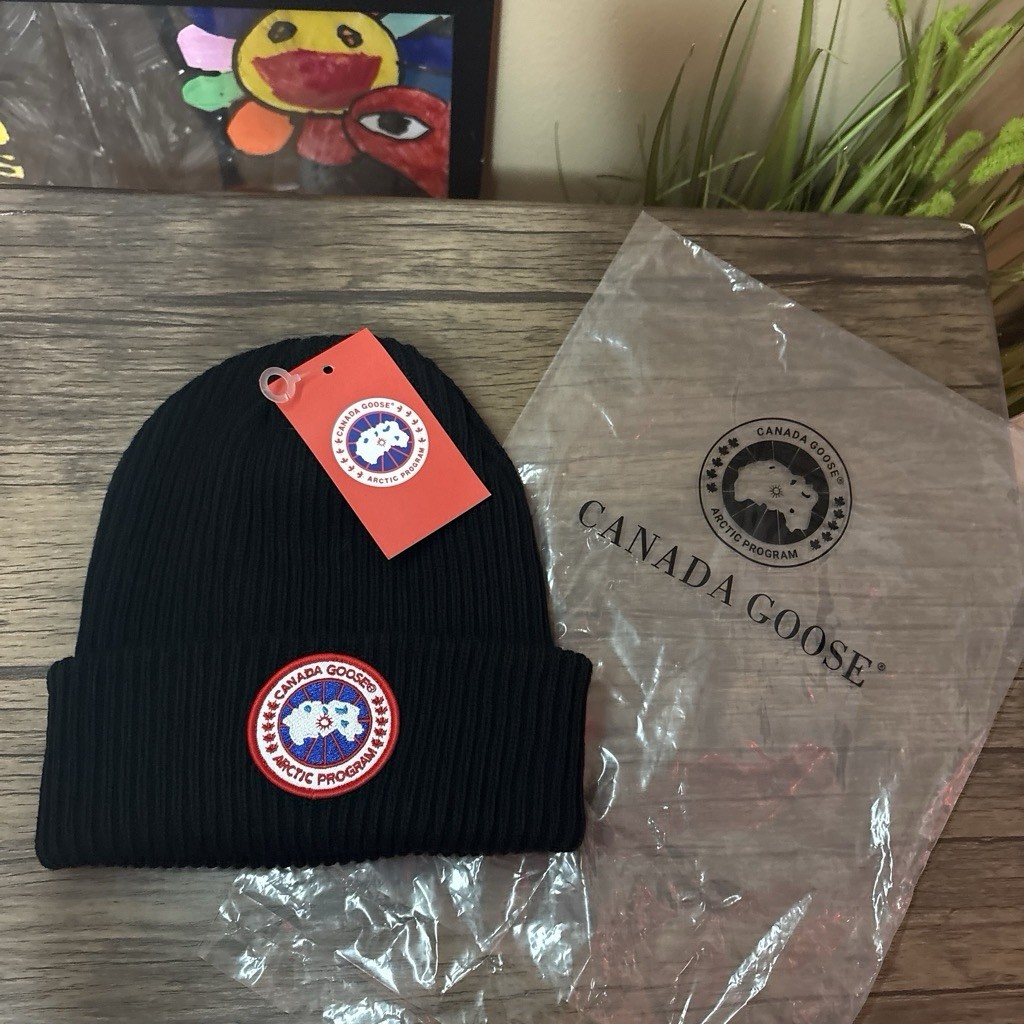 Canada Goose Black Beanie Men’s Hat with Logo Patch One Size Winter Fall
