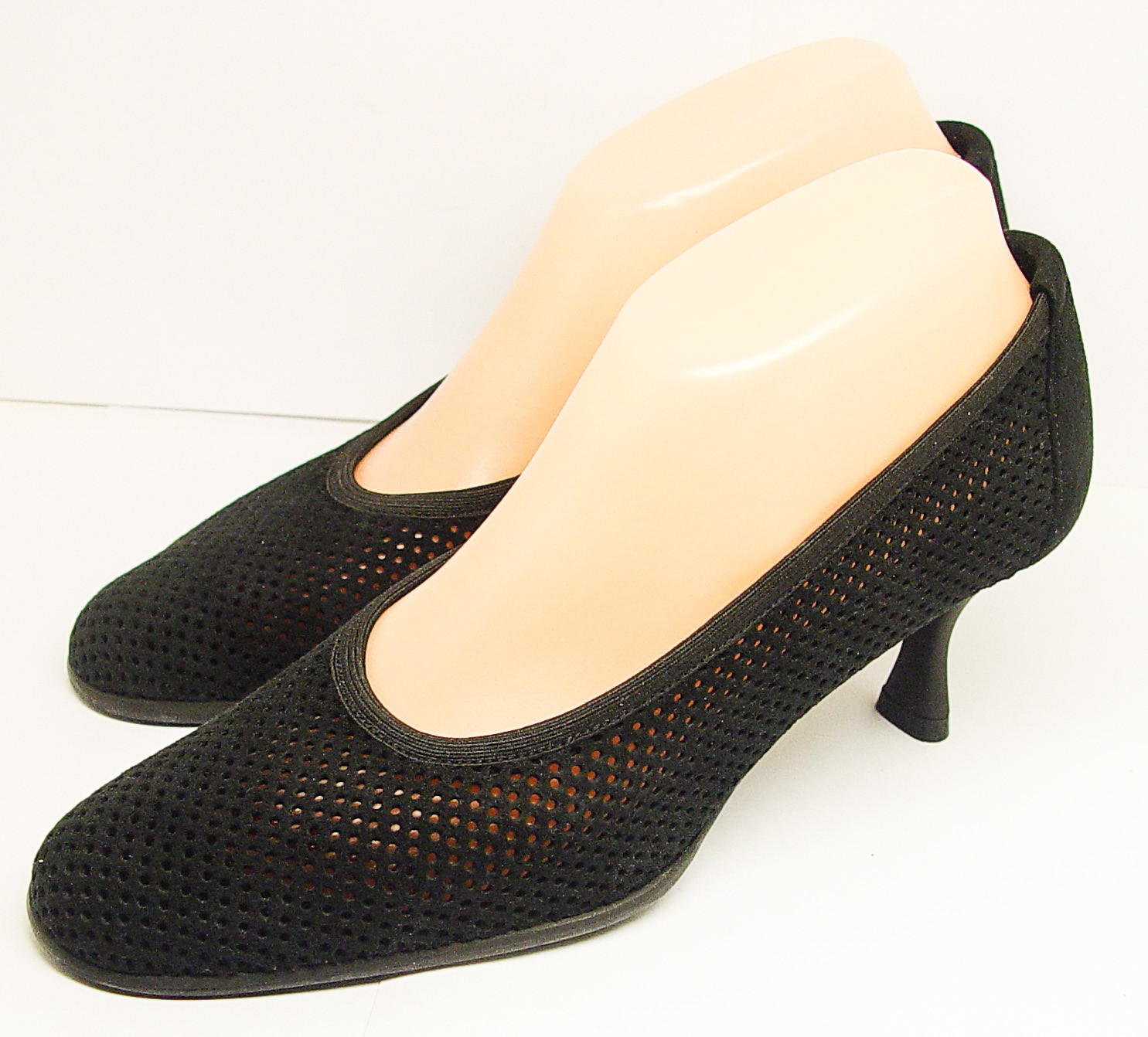 STUART WEITZMAN MADE IN SPAIN 8M PERFORATED SUEDE 2.5″ PUMPS PRISTINE CONDITION