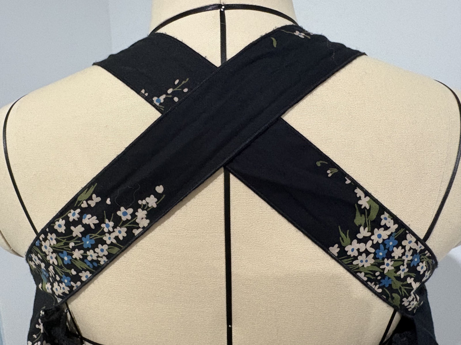 BNWT Dolce & Gabbana Black Floral Print Cross Back Lace Trim Corset – Size IT 44