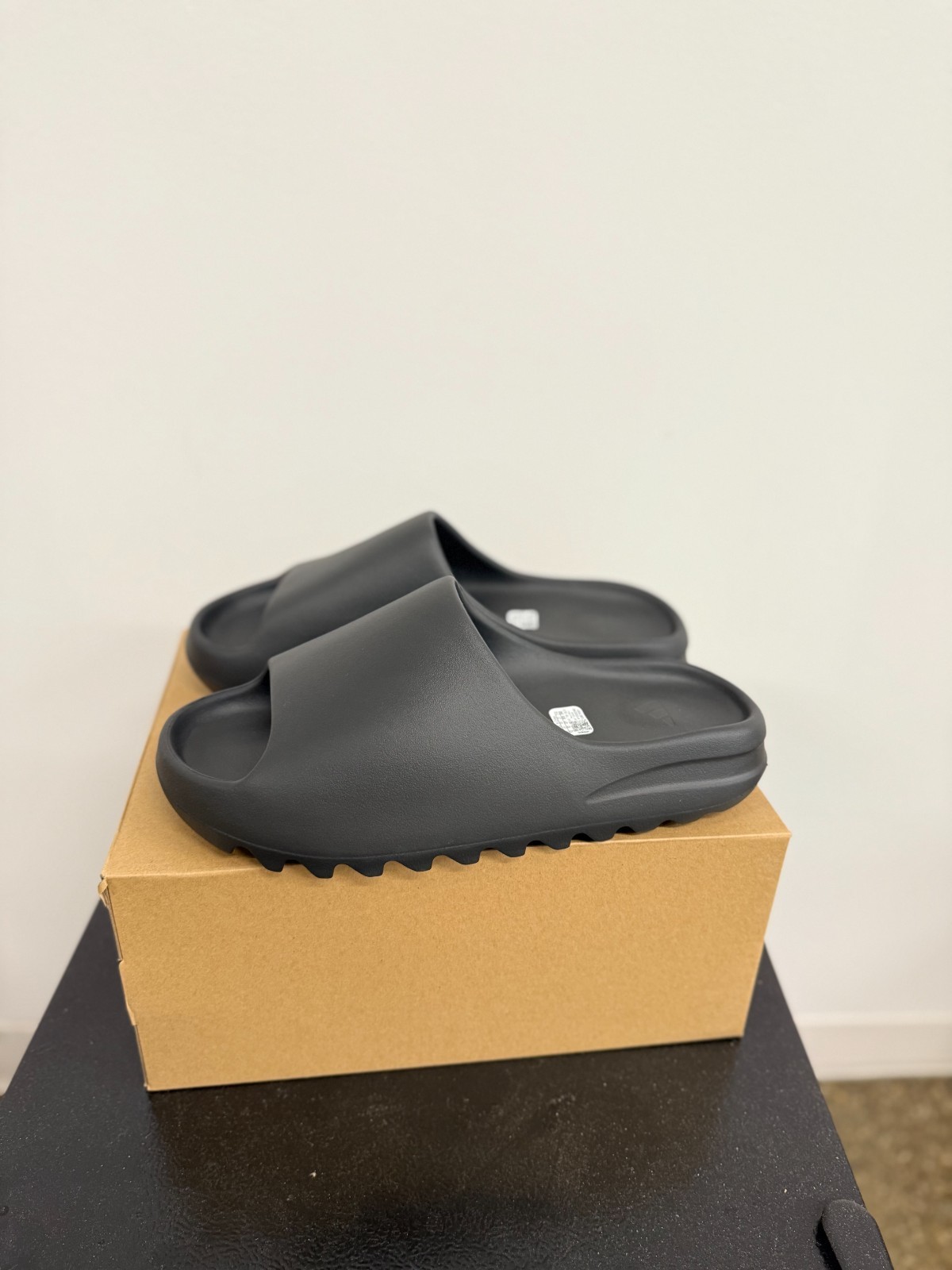 Adidas Yeezy Slide Onyx – Multiple Sizes – (100% Authentic) HQ6448