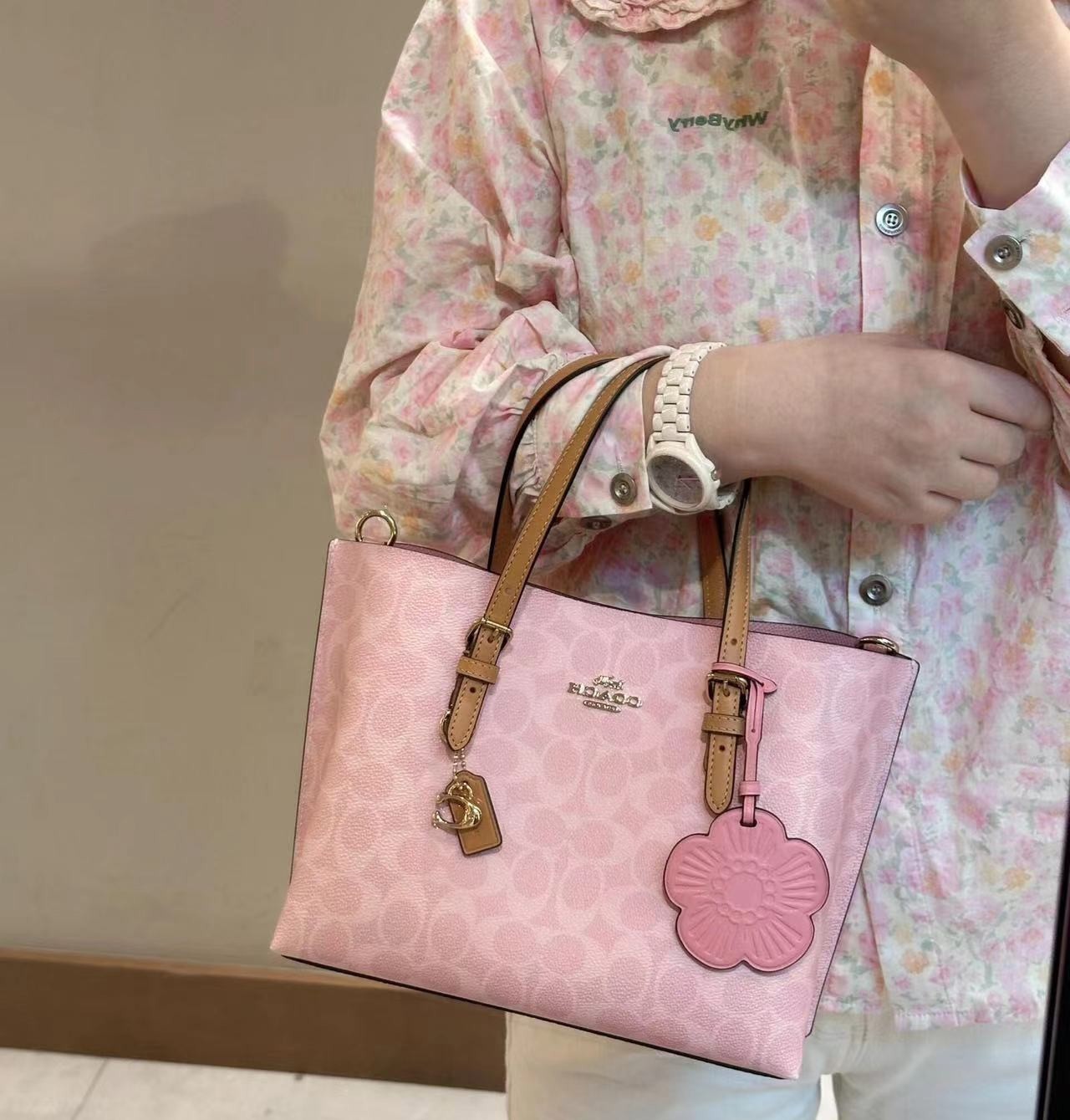 Mollie Tote Bag 25 In Signature Canvas With Charms Gold/Powder Pink CER24