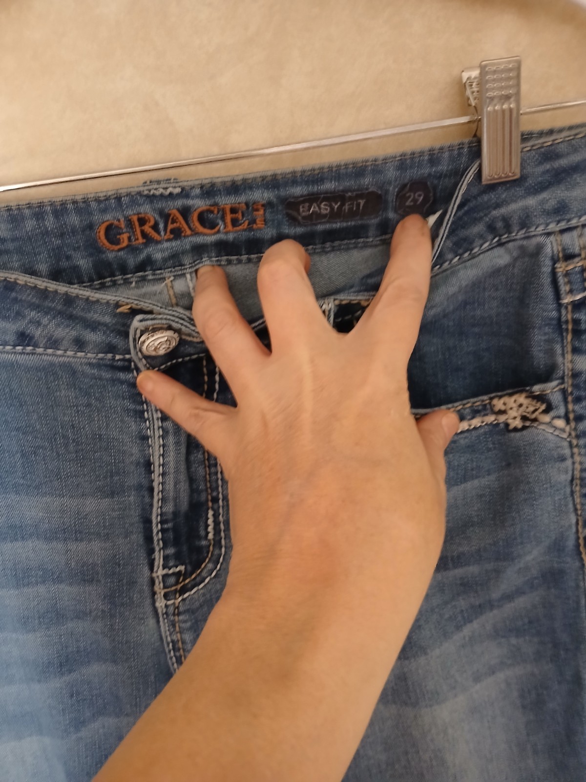 Grace Women’s Bootcut Jeans Blue Medium Wash 5-Pocket Denim Embroidered. Size 29