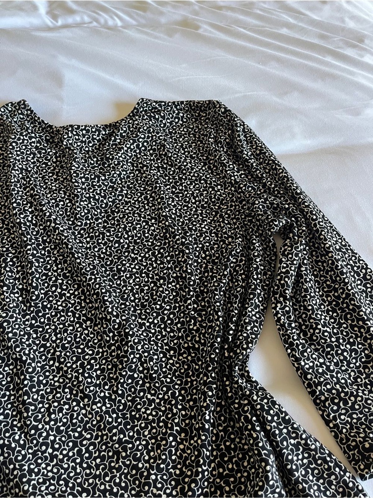 Sag Harbor Black & White Swirl Printed Long Sleeve Blouse Keyhole Size Medium