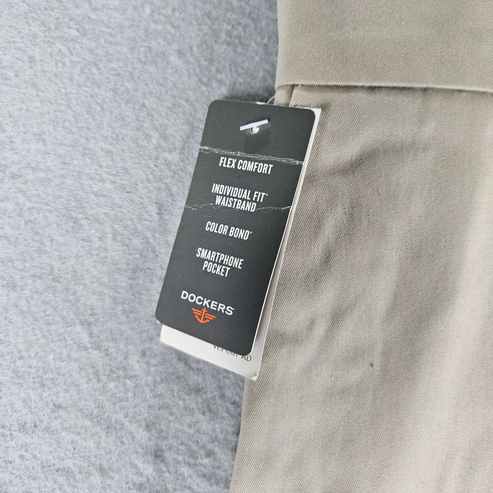 NEW Dockers Khaki Pants Mens 36×32 Beige Relaxed Business Office No Iron Flat