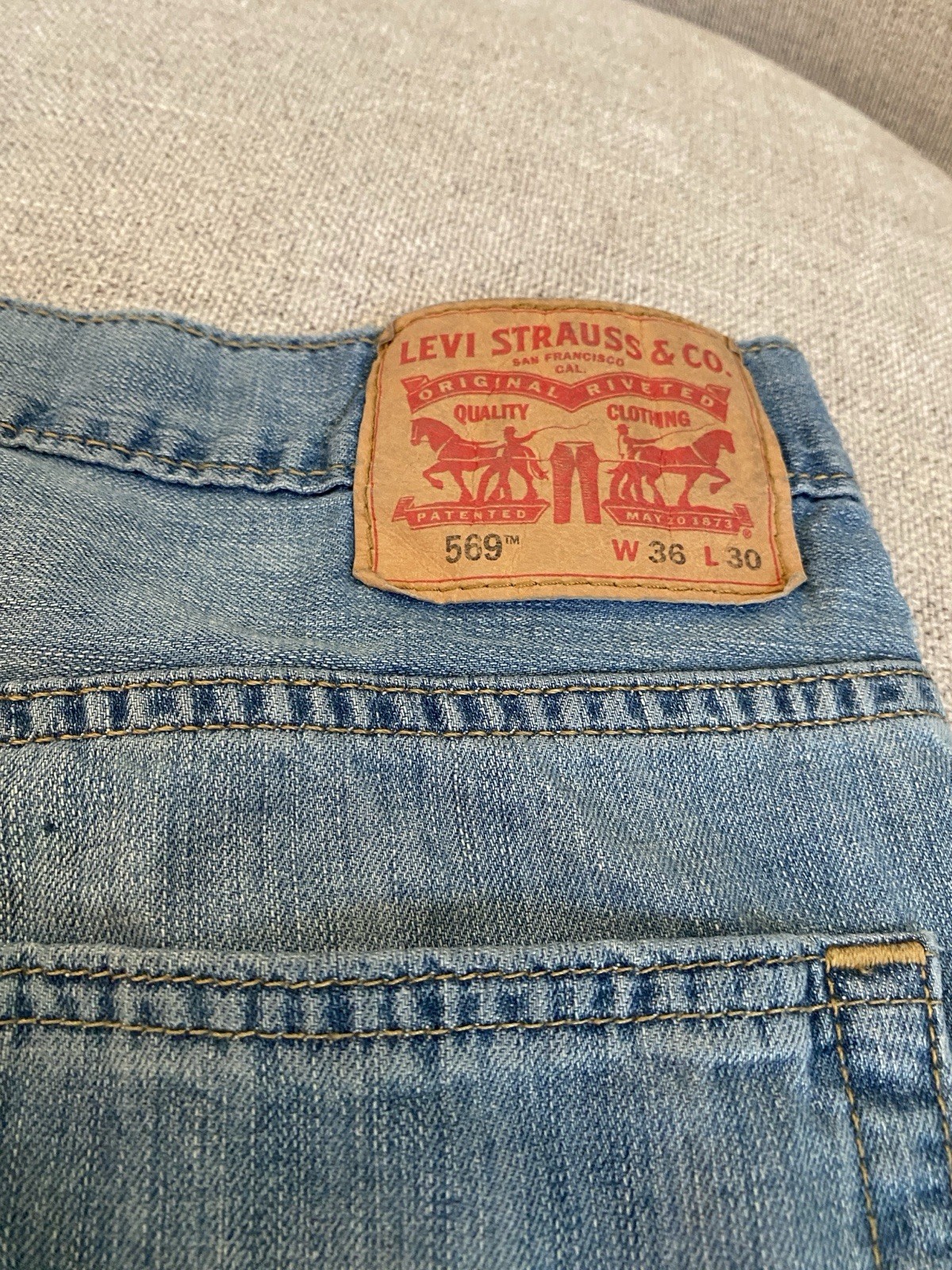 569 Levi’s Men’s 36×30 Light Wash Denim Blue Jeans Straight Fit