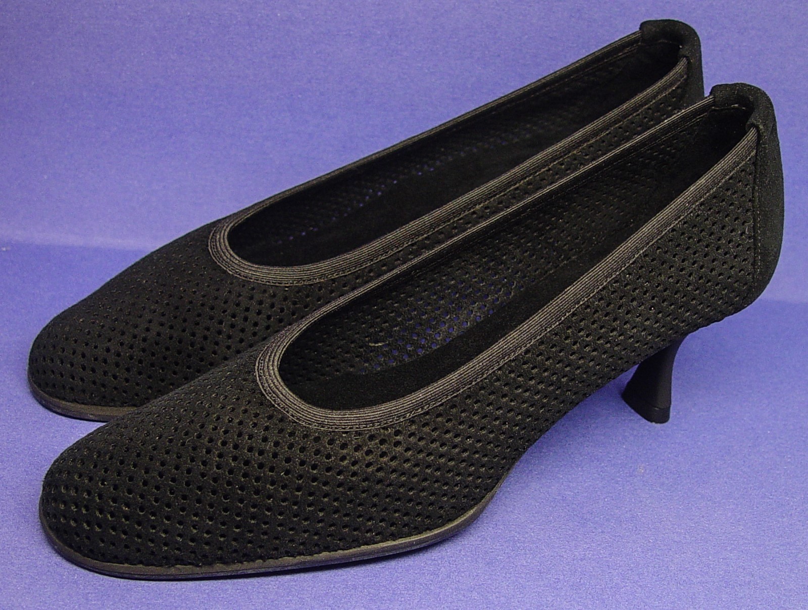 STUART WEITZMAN MADE IN SPAIN 8M PERFORATED SUEDE 2.5″ PUMPS PRISTINE CONDITION