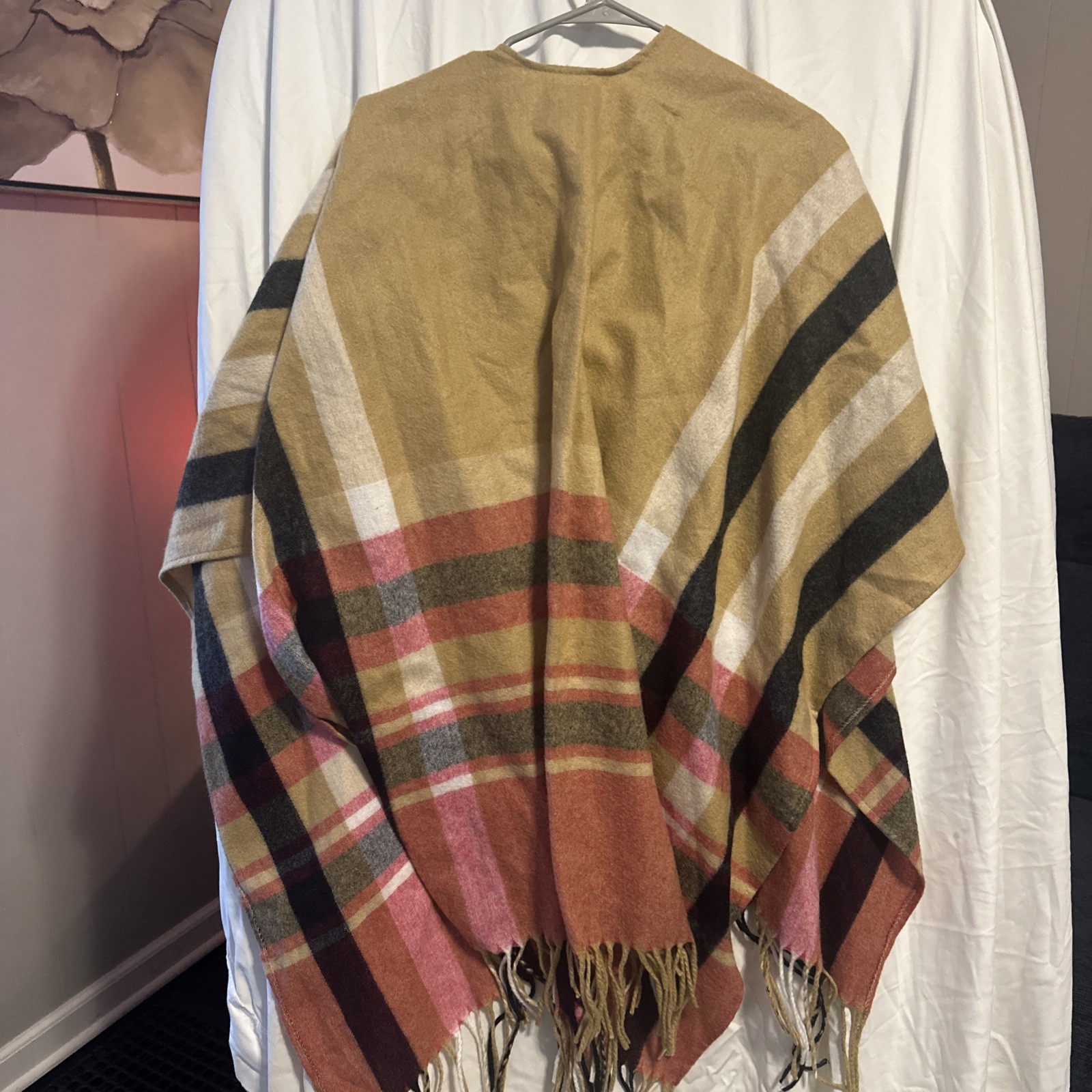 Women’s Woolrich Tan Pink and Black Shawl Scarf. One Size 7
