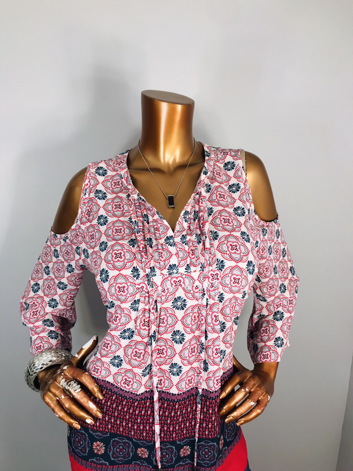 DR2 M Top Batik Open Cold Shoulders Low Cut Ties Blouse Easywear Cssual Pleated