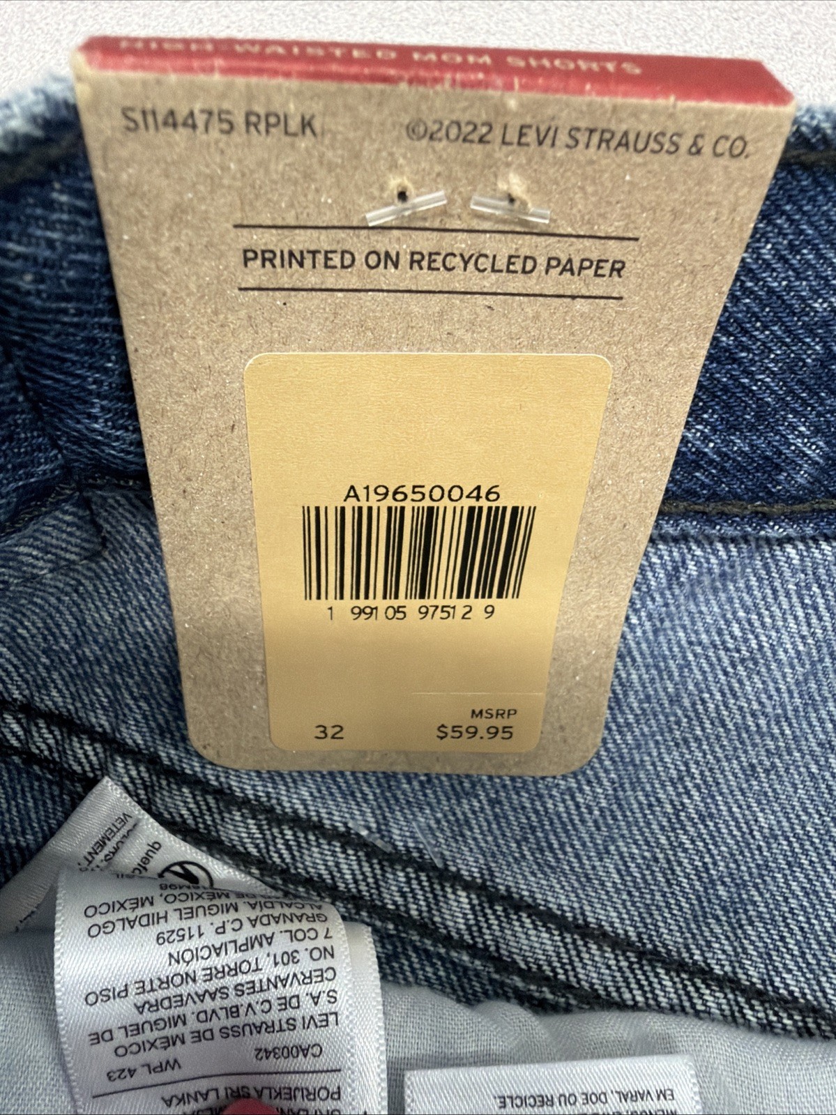 Levi’s Women’s High-Waisted Relaxed Fit 5 Pocket Cotton Denim Mom Short, 32 (14)