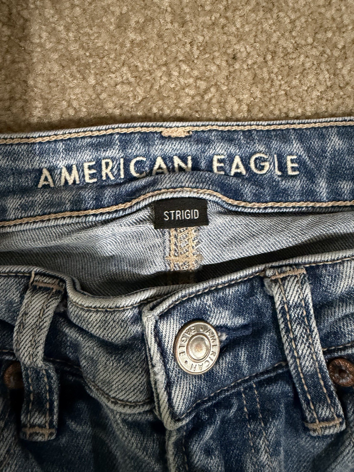 Womens American Eagle Strigid Ripped Knee Light Wash Mom Jeans Size 00R