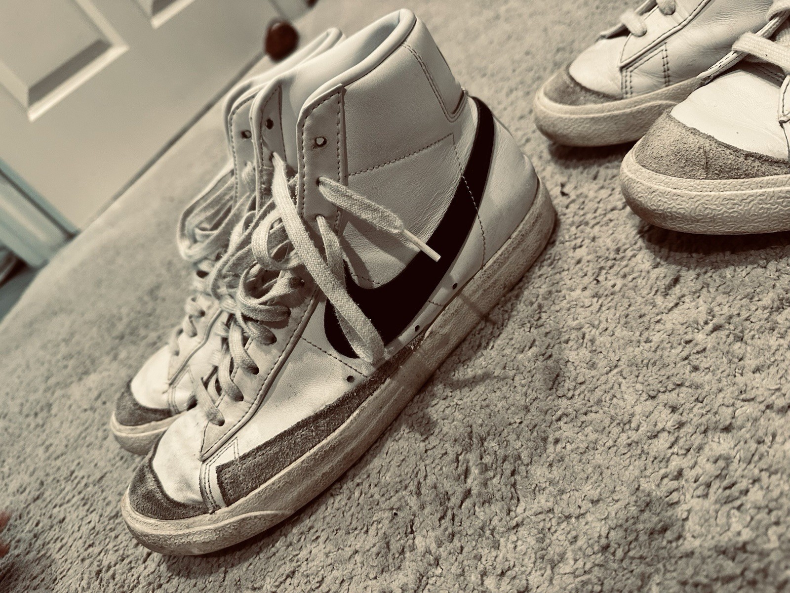 Nike Blazer Mid Men’s Mid Top Sneakers White Gray Black Lace-Up Athletic