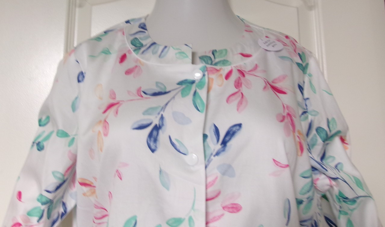 Miss Elaine Short robe Size Petite Large Style 354415 White floral print