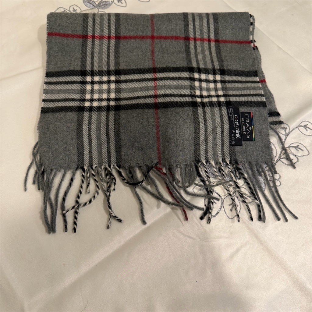 V. Fraas (FRAAS) Scarf Unisex Gray Plaid Fringe Wrap Soft Warm Cashmere Feel