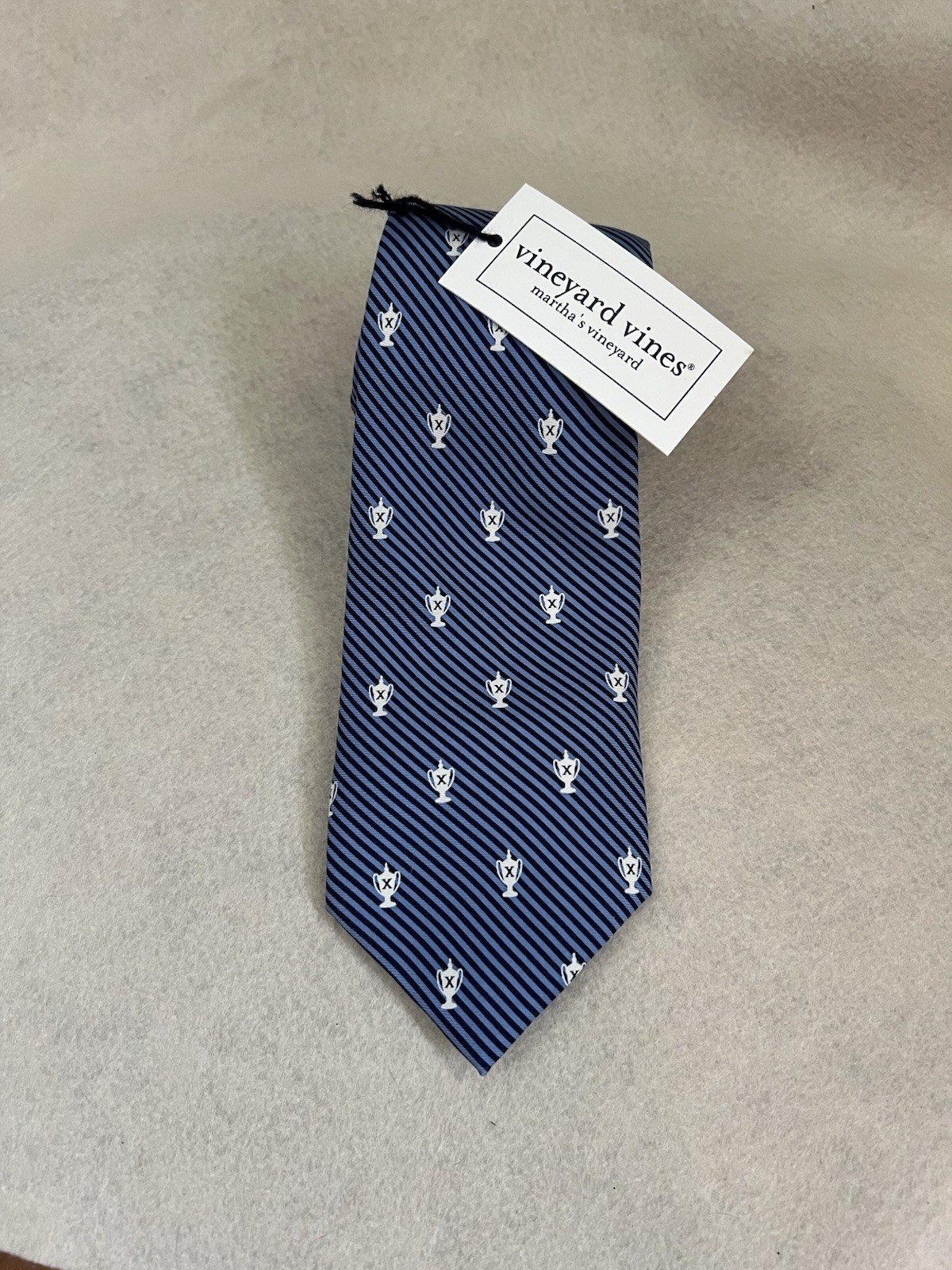 Vineyard Vines Blue/White Striped Golf Trophy Logo Silk Woven Men’s Tie 3.35”