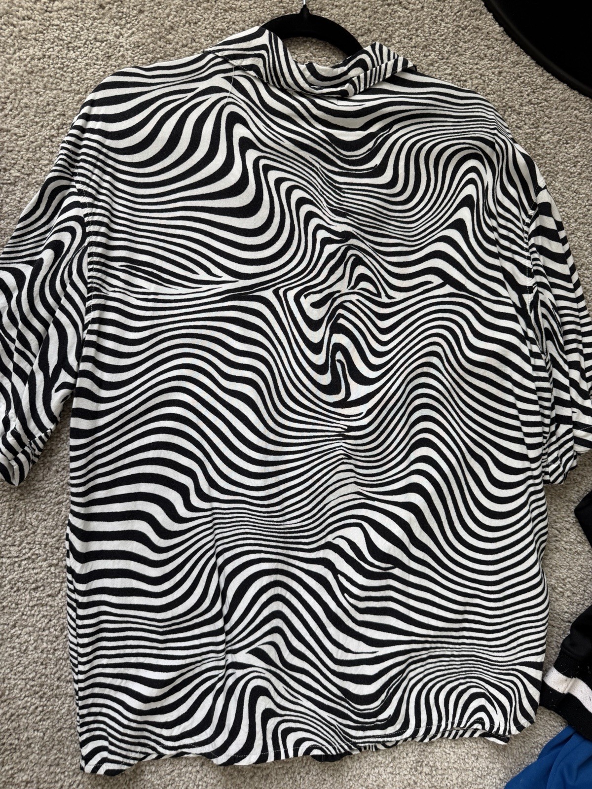 boohooMAN Men’s Black & White Striped Short Sleeve Button-Up Point Collar L