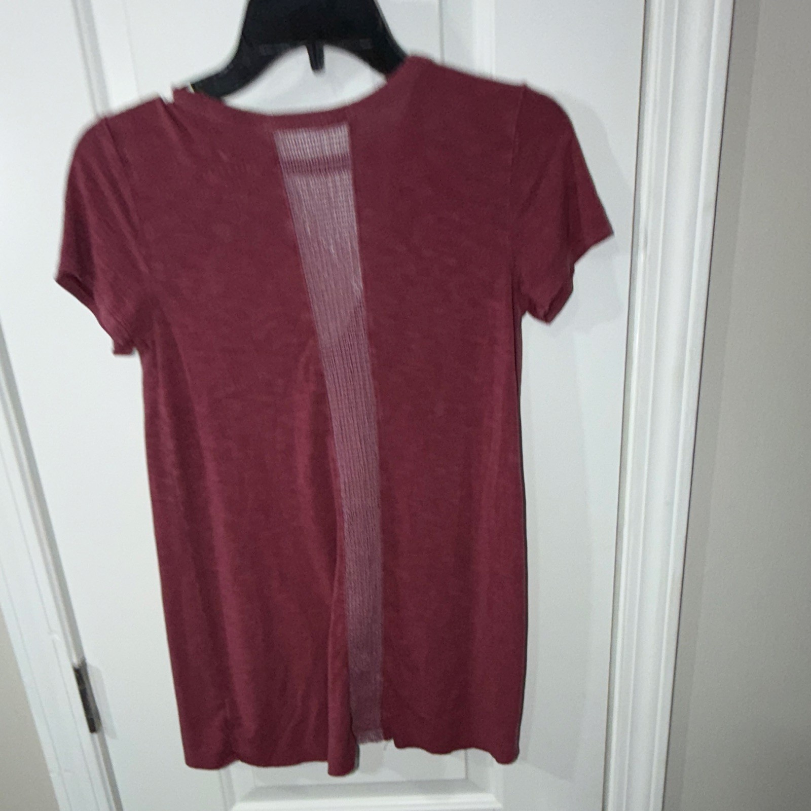 American Eagle Outfitters Women’s XS Burgundy Solid V-Neck Cutout Knit T-Shirt