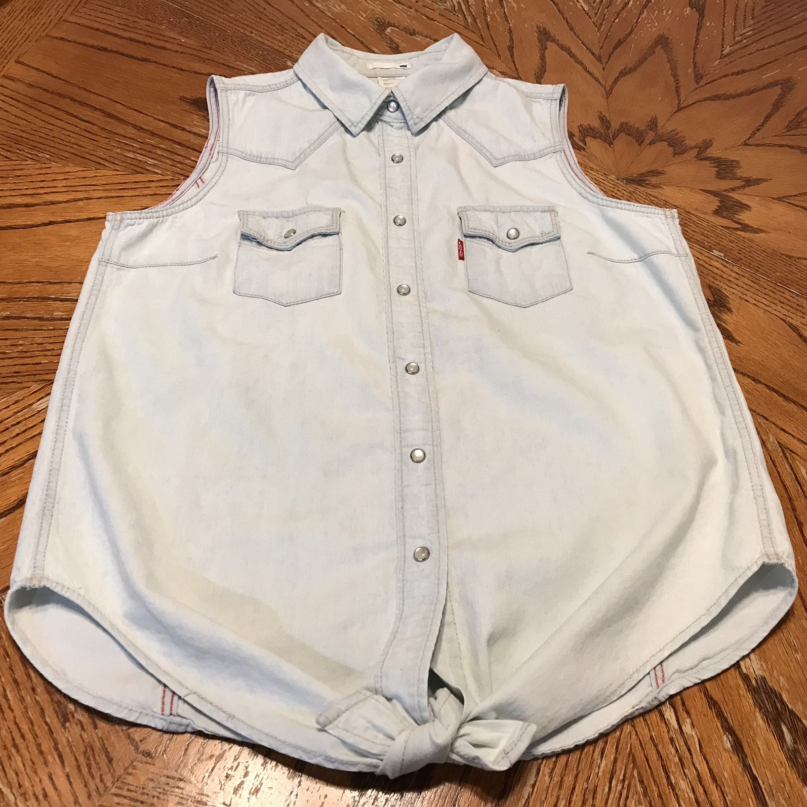 Levi’s Women’s Sleeveless Tie-Front Denim Shirt Pearl Snap Light Sky Blue Small
