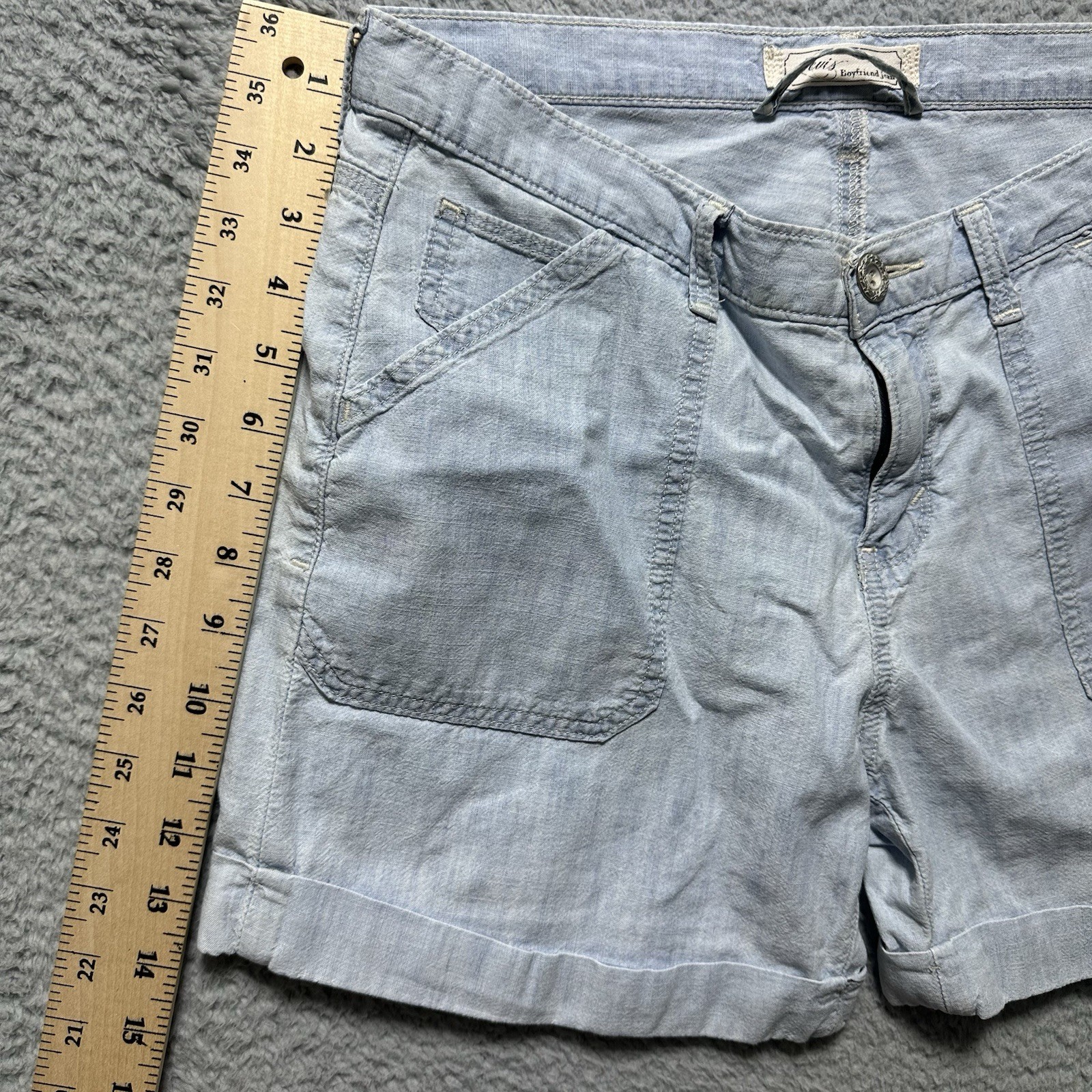 Women’s Levi’s Light Wash Cuffed Denim Boyfriend Jean Hot Mini Shorts Size 4 x 4