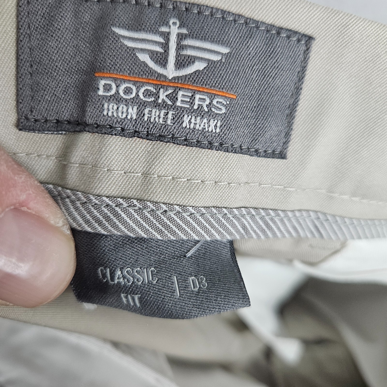 NEW Dockers Khaki Pants Mens 36×32 Beige Relaxed Business Office No Iron Flat